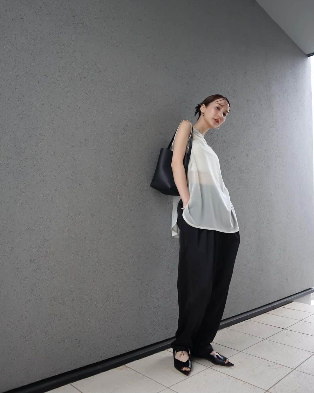 のインスタグラム：「ちょっとしたお出かけの ヘアスタイルは毛先を散らしてアクセント   シアーの下にはベロアのベアトップを仕込んだ ヘルシーな肌見せが今年の気分  裾断ち切りのマットサテンパンツとの スタイリングが1番好きです♡」