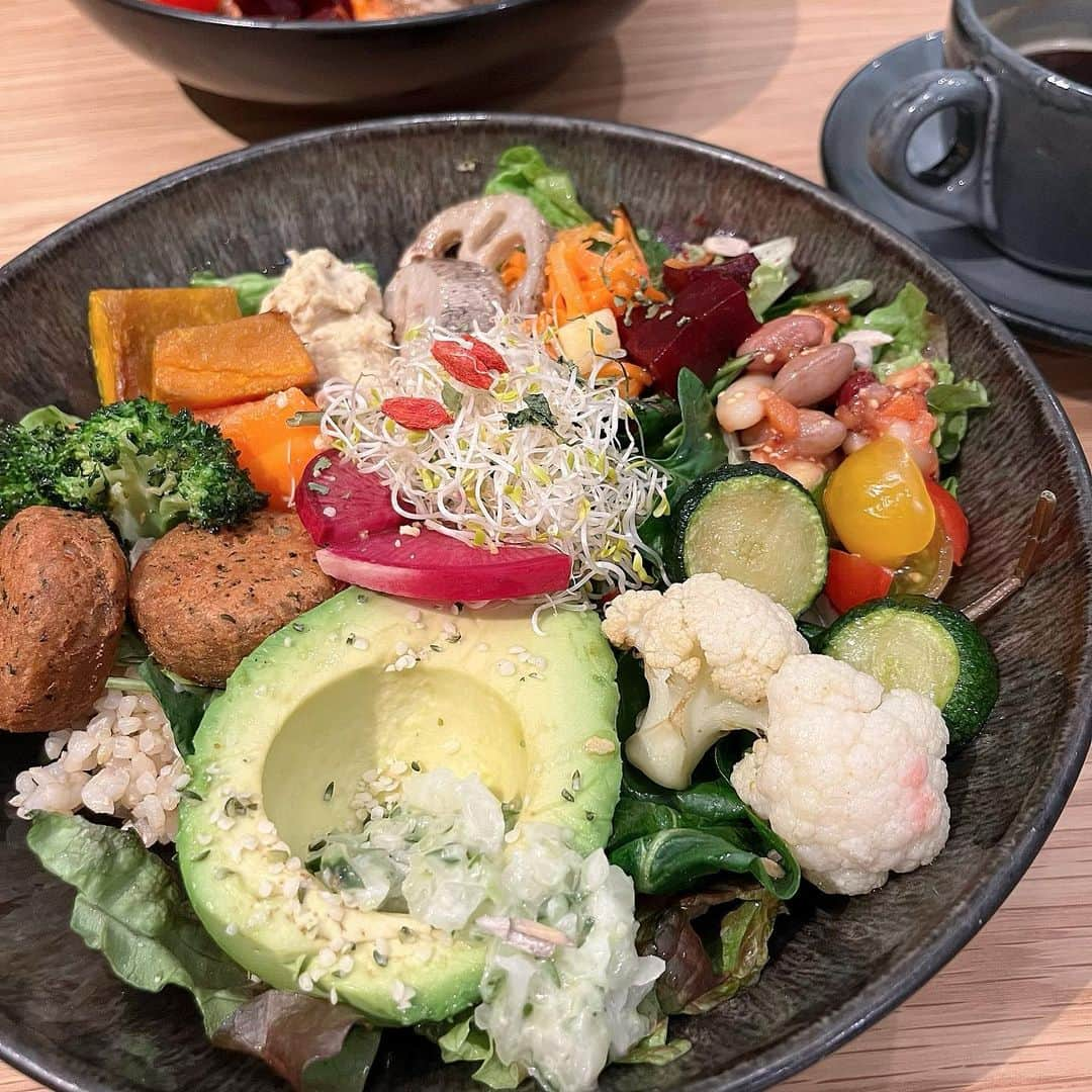 西脇梨紗さんのインスタグラム写真 - (西脇梨紗Instagram)「. ワンプレートごはん、大好きです🥗  玄米も食べられるお店ってなかなかないから とってもありがたいお店でした🫶🏻  それぞれの味付けを考えながら食べたりすることが好きで その考えは合っているのか 説明聞きながら食べたいくらいに🤣  お気に入りお店に追加されました🤭  私は小さい頃から野菜が大好きなのですが、 今一番好きな野菜はカリフラワーかと思います💭  #cosmekitchen #cosmekitchenadaptation #コスメキッチン #コスメキッチンアダプテーション #渋谷ヒカリエ #渋谷ヒカリエランチ #ヒカリエ #渋谷グルメ #渋谷カフェ #渋谷ランチ #グルテンフリーカフェ #グルテンフリーランチ #ランチ #ビーガン #ビーガンカフェ #ヘルシーランチ #ヘルシーカフェ」3月21日 20時28分 - risa_nishiwaki