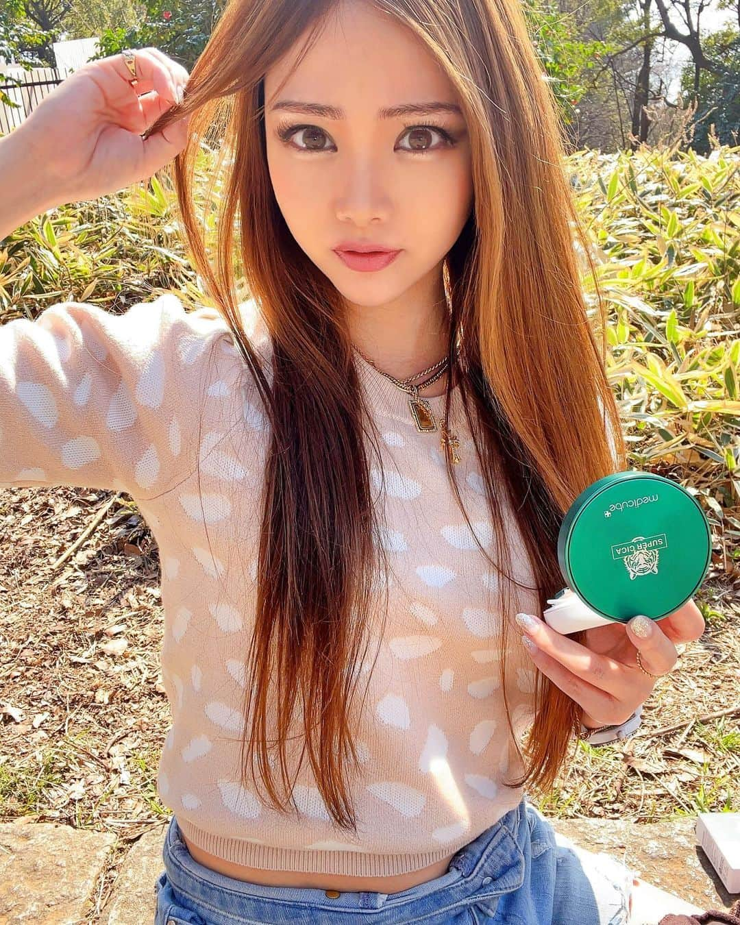 MARIERUのインスタグラム：「こんばんは🐱💓 . . Super Cica Cushion Foundation🦌💓 @medicube_officialjapan  . . シカエッセンスがたっぷり入ってニキビや肌荒れ鎮静効果抜群です💞 何と！メイクと同時に鎮静ケアが出来ちゃう🐈🫶❣️ 化粧崩れもしなくなってしっかりお肌にも馴染んでくれて、マスクにもつきにくいよ😌✨❣️ . . 低刺激だから敏感肌でも大丈夫で安心だよ🐥💞 . . 紫外線もしっかりカットしてくれてます❤️ . . シカエッセンス🦌💖🫶 シカさんありがとう😭✨ . . #スーパーシカパッド  #シカ  #ドクダミ  #シカパック  #ニキビケア  #スーパーシカクッション  #シカクッション  #クッションファンデ  #韓国スキンケア  #韓国コスメ  #メディキューブ  #medicube  #肌荒れ防止  #無添加  #chromehearts  #歌舞伎町  #新宿  #埼玉  #代々木公園  #池袋  #渋谷  #インフルエンサー  #撮影  #protools  #hiphop  #loneones  #supremebag  #幸せ  #音楽寺  #アーティスト」