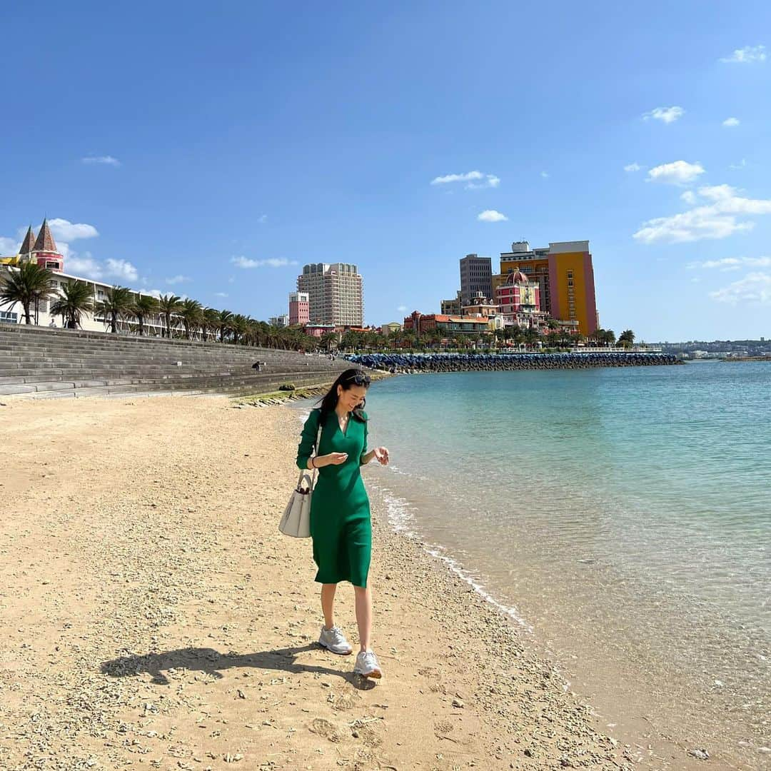 葛岡碧のインスタグラム：「🌴🌊🌺  先日、沖縄にいってきました🌴 久しぶりの沖縄は天気が良く、ポカポカ暖かくて、花粉も感じず最高でした😊🎶 沖縄そばに、アグー豚、タコス、サーターアンダギー、ジーマミー豆腐、海ぶどう、、、 沖縄名物はきっと全部食べた😋 沖縄そばは、浜屋さんのがすき♪  もっと暖かい時期だったら、プールでプカプカしたいものです👙☺️」