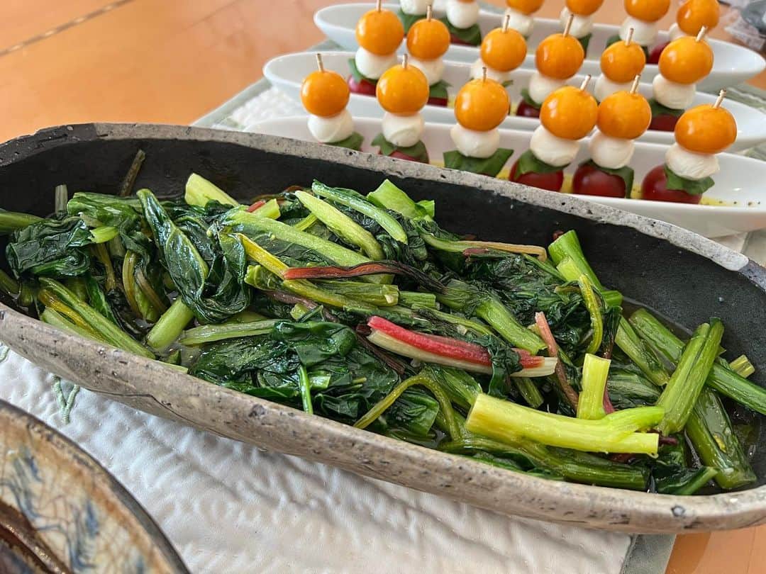 原日出子さんのインスタグラム写真 - (原日出子Instagram)「昨日は 劇団四季の研究所時代の 同期生が 我が家に集まってくれました。 みんな色々持ち寄ってくれたので 私は 不足しがちな お野菜料理とデザートを作りました。 ミニトマトとほおずきのカプレーゼピンチョス 焼き野菜のサラダ スイスチャートと小松菜の ガーリック炒め アスパラとスナップエンドウと ベーコンのペペロンチーノ いちごとクリームチーズの 生八橋巻き みんなのおもたせで テーブルはいっぱい✨ 集まると あっという間にあの頃に戻ります💖 そして 楽しい時間も あっという間。 元気パワーもいっぱいもらっちゃいました😊 みんな ありがとう❣️ また 会おうね〜♪  #お家ご飯 #お友達とご飯 #かあちゃんの味 #同期会 #持ち寄りご飯 #今日食べた物が明日の身体を作る #ありがとう」3月21日 20時24分 - hara_hideko