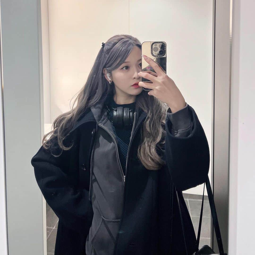 のインスタグラム：「👽 in a mirror」