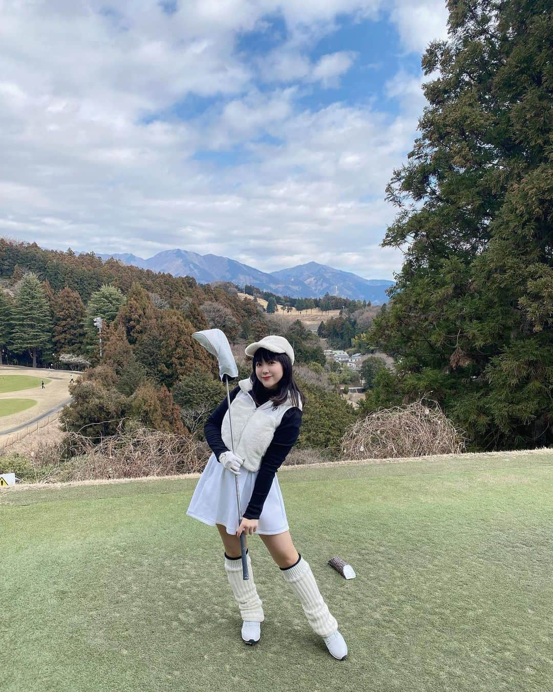 伊藤彩沙さんのインスタグラム写真 - (伊藤彩沙Instagram)「最近のゴルフ事情⛳️ 私、ついにゴルフクラブを買いました🏌️‍♀️ めーーちゃめちゃ可愛くてお気に入り！また紹介しますね🥳 スコアはまだまだだけど、ラウンドをまわるのはとにかく楽しい✨ 広大な緑最高！青空最高！ たまに真っ直ぐスコーンと飛ぶと嬉しい😌💕 かわいいウェアでテンションも上がるし😘 チームYでも行きたいなあ〜ゴルフ仲間増やしたい⛳️ 今年はたくさんまわるで🙆‍♀️妹よ、運転は頼んだ…🤝  一枚目 サンバイザー @samantha_golf  セットアップ @junandrope  レッグウォーマー @junandrope  シューズ @callawayapparel_japan  バッグ @callawayapparel_japan   二枚目 帽子 @snidel_official  もこもこベスト @waacjapan_official  スカート @junandrope  レッグウォーマー @junandrope  シューズ @callawayapparel_japan   #ゴルフ #golf #初心者ゴルファー  #ゴルフ女子 というやつですね🌷」3月21日 20時36分 - ayasacream