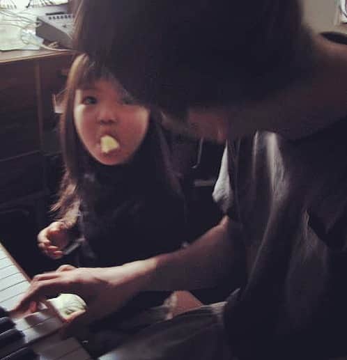 のインスタグラム：「娘が産まれた時、 いつか『お父さんと洗濯物一緒にしないで』とか言われると覚悟して生きてきた。 もうすぐ19歳になるけど どうやら杞憂に終わりそう。 なんなら服の貸し借りする （割とdownyT着てるし）  最近の子達はそういう事は言わなくなったのかな？ だとしたらオジサン達良く頑張った！  言われたら立ち直れないぜ！」
