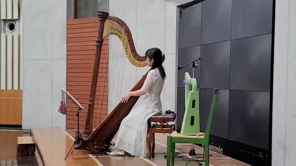 のインスタグラム：「@ayami.018   The miyabimethod teacher,Ayami's solo recital. Full version on my YouTube.  ミヤビメソード門下生の綾美さん  初のソロリサイタルデビュー おめでとう🌸🌸🌸  「はじめてのハープ教本」 （音楽之友社:松岡みやび著） 巻末コンサート曲集全11曲を 学ぶと…  綾美さんのようにソロ演奏家として デビューできます✨  体験コーナーもしてくださり クリスハープ始めたいと ミヤビメソードに入会してくださった お客様がいらっしゃいました！🙏  綾美さんありがとうございます💚  フルバージョン "miyabi harp" YouTubeみてね✨」