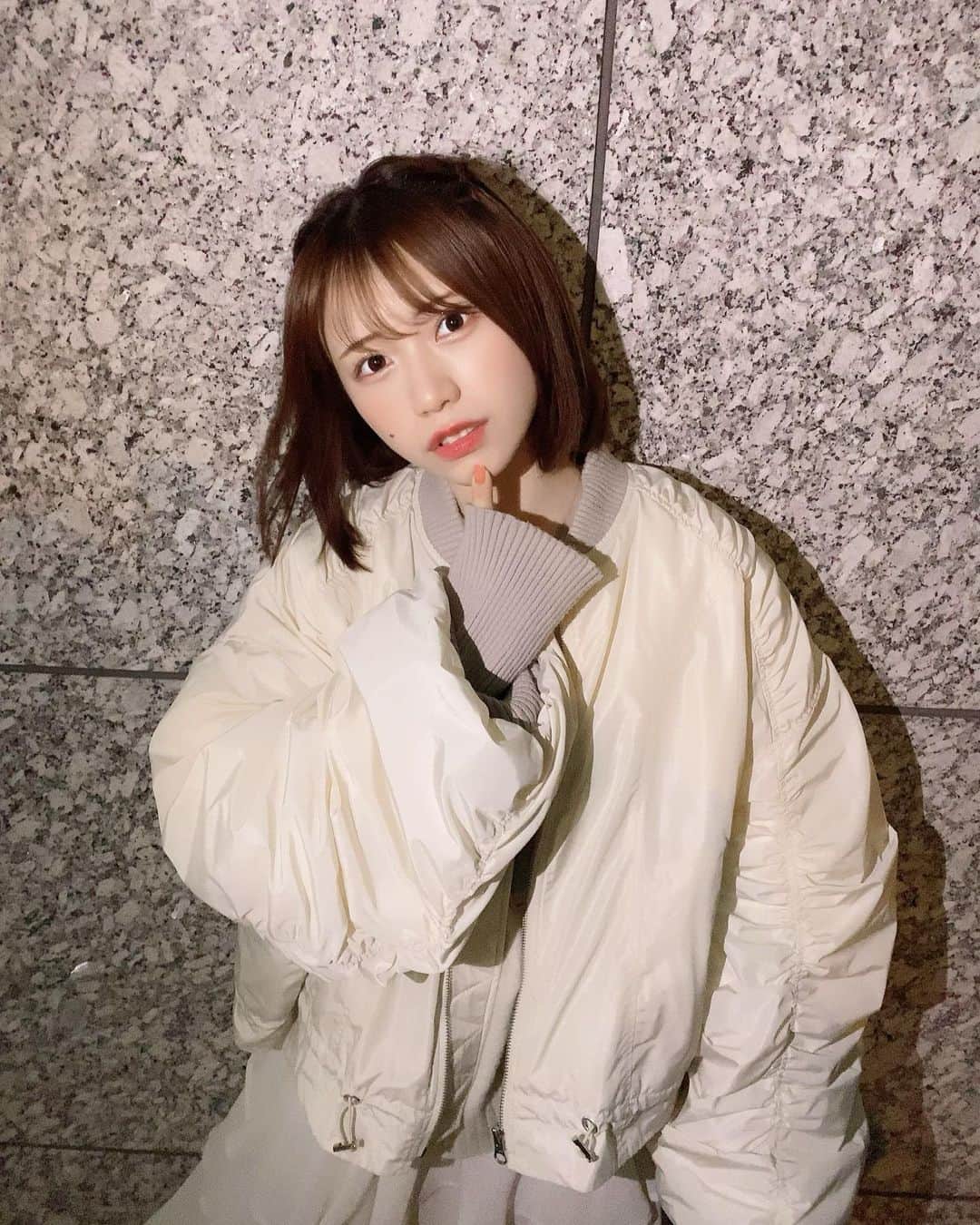 のインスタグラム：「☻☺︎☻☺︎🍫🤍 ・ なんで「ホワイトデー」なのか知ってる？ ・ "白は純潔のシンボルでさわやかな愛の象徴"なんだって🕊 永遠の愛を誓い合う日でもあるんだって 素敵だね☺︎ ・ ってことでホワイトコーデでライブ行きました🤍 ・ ・ ・ #ホワイトデー #ホワイトコーデ #153cm #くるりんぱ #ボブ #フォローミー #white #fashion #daily #cute #hair #girl #instafollow #ootd #followme #qhoto #japanese #instagood #좋아요그램 #셀카그램 #좋아요반사  #팔로우 #맞팔 #소통 #좋아요 #셀카  #팔로우미#전신 #귀여워」