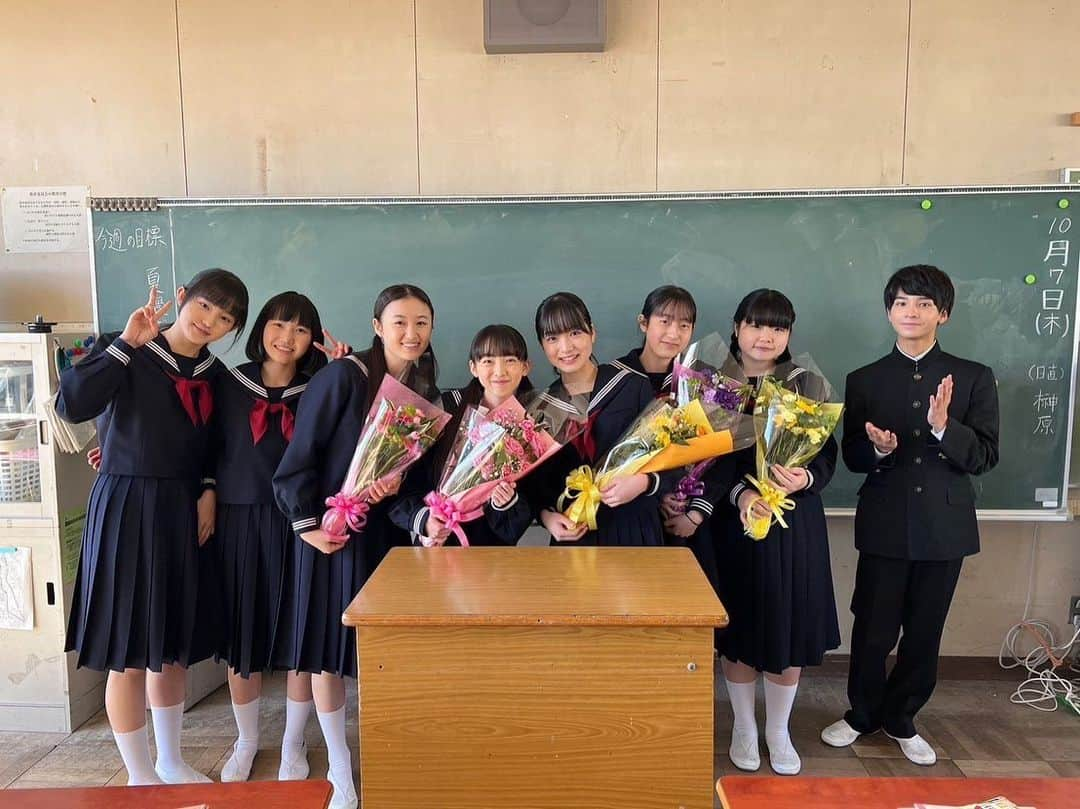 ブラッシュアップライフのインスタグラム：「㊗️オールアップ🎊  麻美の中学時代の同級生たち💐  なっち #早瀬憩 みーぽん #住田萌乃 玲奈ちゃん #真白莉瑚 ごんちゃん #小澤美優 加藤 #藤井優 ぺーたん #野中梨緒那  あーちん(#安原琉那)とまりりん(#瀧七海)も一緒に📸  #ブラッシュアップライフ #Hulu で全話配信中❗️」