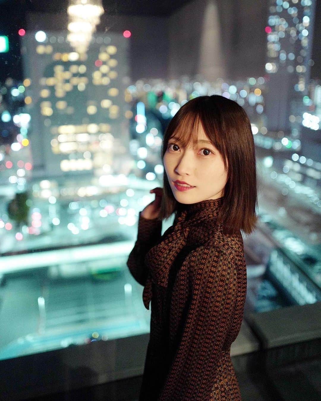 末井櫻子のインスタグラム：「𝒇𝒓𝒆𝒏𝒄𝒉🥂°~ ． ． 👵🏻のお誕生日祝いに家族で❤︎ ． ． 夜景を見ながら美味しい料理たちを食べられて幸せ〜☺︎ ． ． この日着たお気に入りのワンピースは @lily_brown_official の🩰➰ ． 露出する服苦手であまり着ないけどこれはちょこっとだけ背中が開いてるのが可愛くてお気に入り😚ちなみにリバーシブル🤍🖤 ． ． ．」