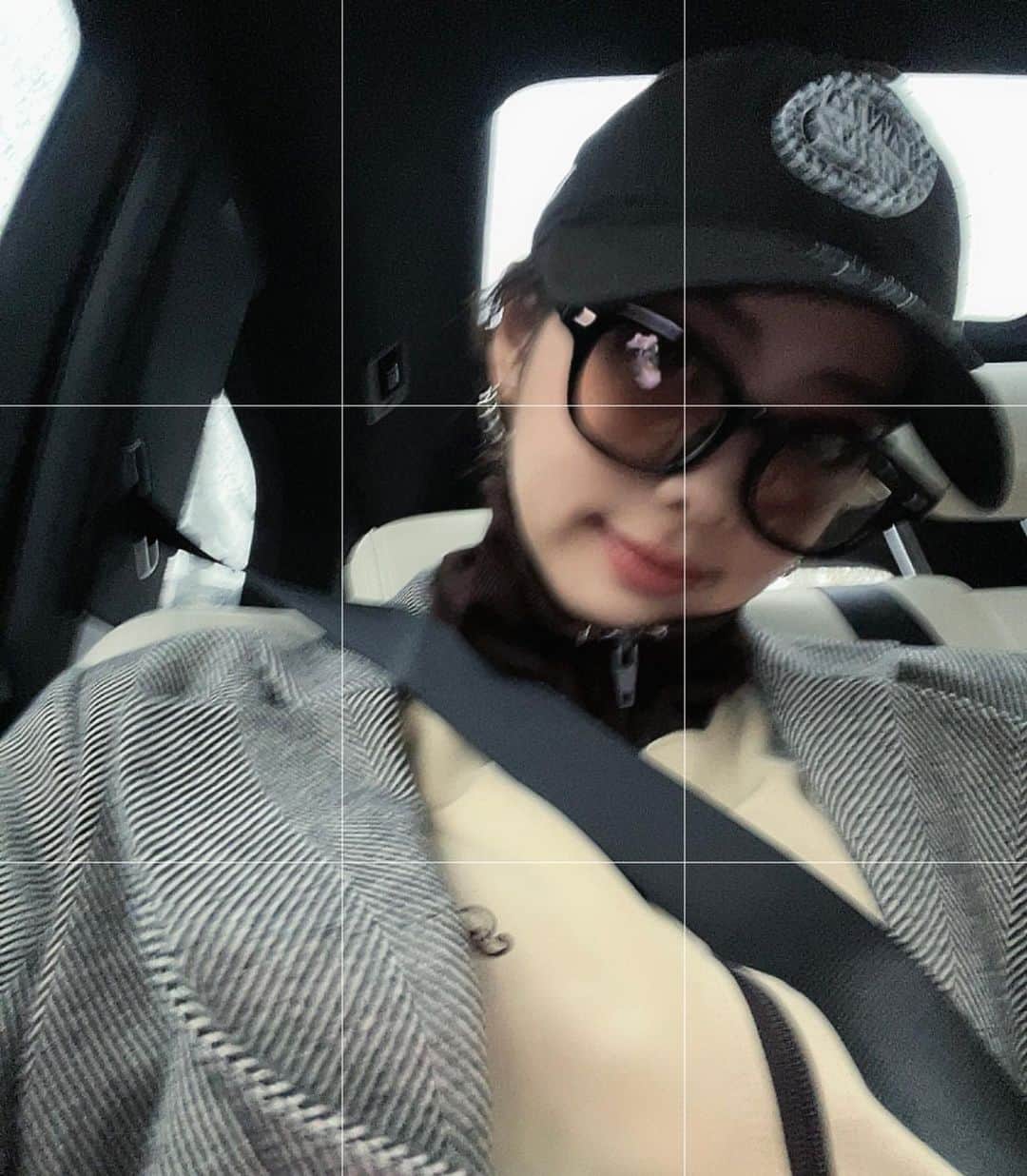 神田萌衣のインスタグラム：「一目惚れで即買い即装着のサングラスです🕶  撮影！！！ カニ！！！！ 魚介だらけで幸せな1日でした🐟🦀📸」