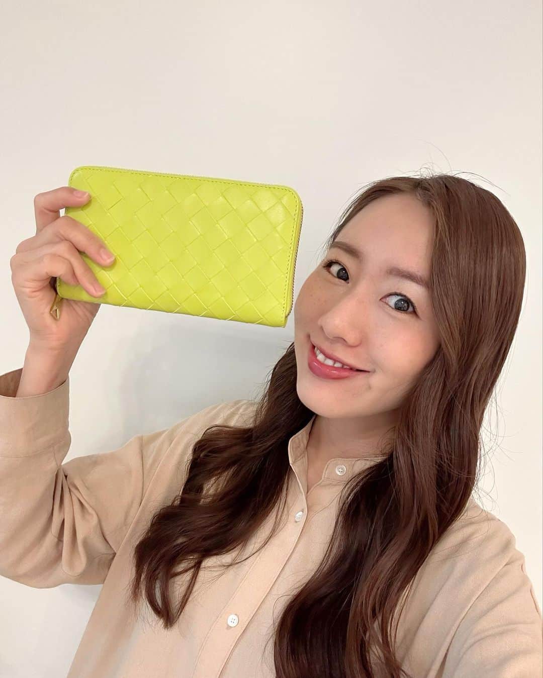 守永真彩のインスタグラム：「. 今日は！！ 一粒万倍日✨天赦日✨寅の日✨先勝✨ 全て重なるスーパーDAY✌🏻🌸 2023年で1番良い日とされています。  実際、侍ジャパンの勝利で幕開けされた素晴らしい一日でしたね🥇😆  数ヶ月前の巳の日🐍に購入してから、京都の御金神社(みかねじんじゃ)で⛩購入した大切な袋に入れて、しばらく寝かせていたお財布さん💛  満を持して今日から使い始めます😄✨  これからよろしくね💛 一緒にお仕事がんばろう！！！ お気に入りのお財布さんをやっと使い始められてとても嬉しいです☺️  #bottegaveneta  #春財布 #頑張った自分へのご褒美」