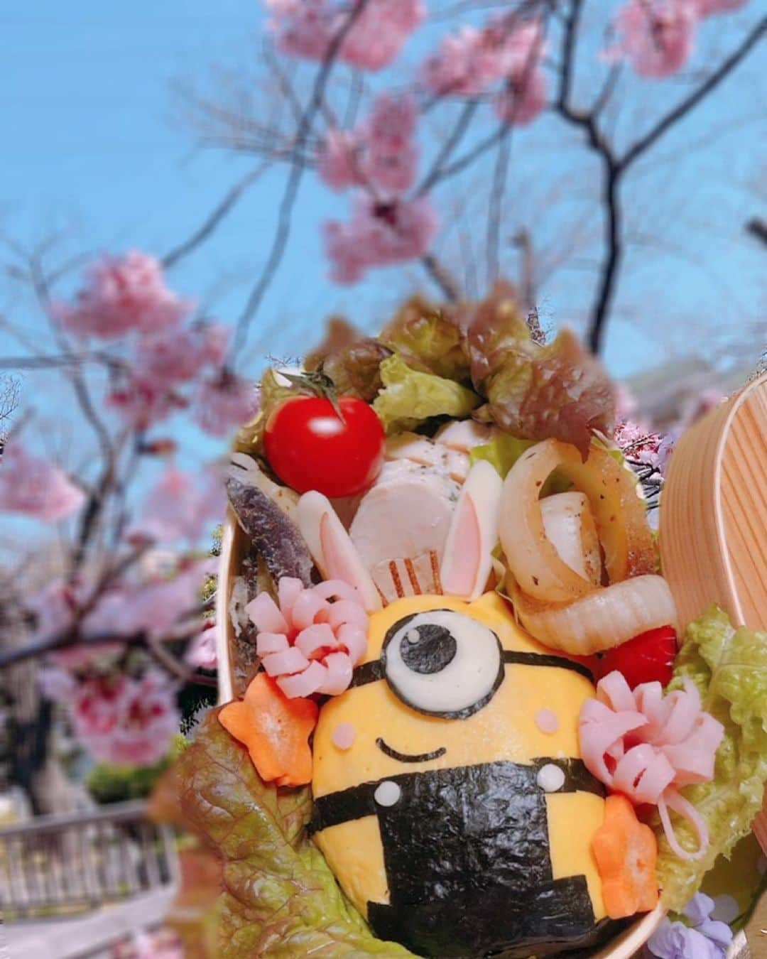 倉岡生夏さんのインスタグラム写真 - (倉岡生夏Instagram)「お花見日和🌸 ・ 今日は一粒万倍日で神社にお参り⛩してお花見しました😊 みなさんも野球だったりお花見だったりでしたか？😊 ・ ・ ほぼ満開できれいでした💓 明日も朝からお弁当作って実技試験に行きます❣️頑張るぞ💓  ・ ・ ・ ・ #一粒万倍日と天赦日が重なる日 #一粒万倍日 #キャラ弁 #キャラ弁当 #キャラ弁部 #お弁当記録 #お弁当作り楽しもう部 #お弁当日記 #幼稚園弁当 #子ども弁当 #お弁当生活 #花見 #花見弁当 #桜 #ミニオン弁当 #ミニオン #イースター #キャラ弁3150 #wbc #sakura #sakura🌸 #obento #japanesefood #minions」3月21日 21時03分 - kinatty.land