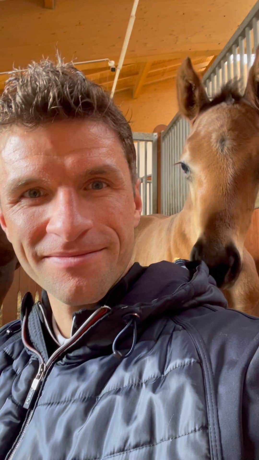 トーマス・ミュラーのインスタグラム：「Mental recovery after our defeat last Sunday🐴😻Getting the batteries charged for April. Very important games are upcoming. ⚽️🏆  All the best for my guys during the international break. And especially for the @dfb_team 🇩🇪💪🏻」