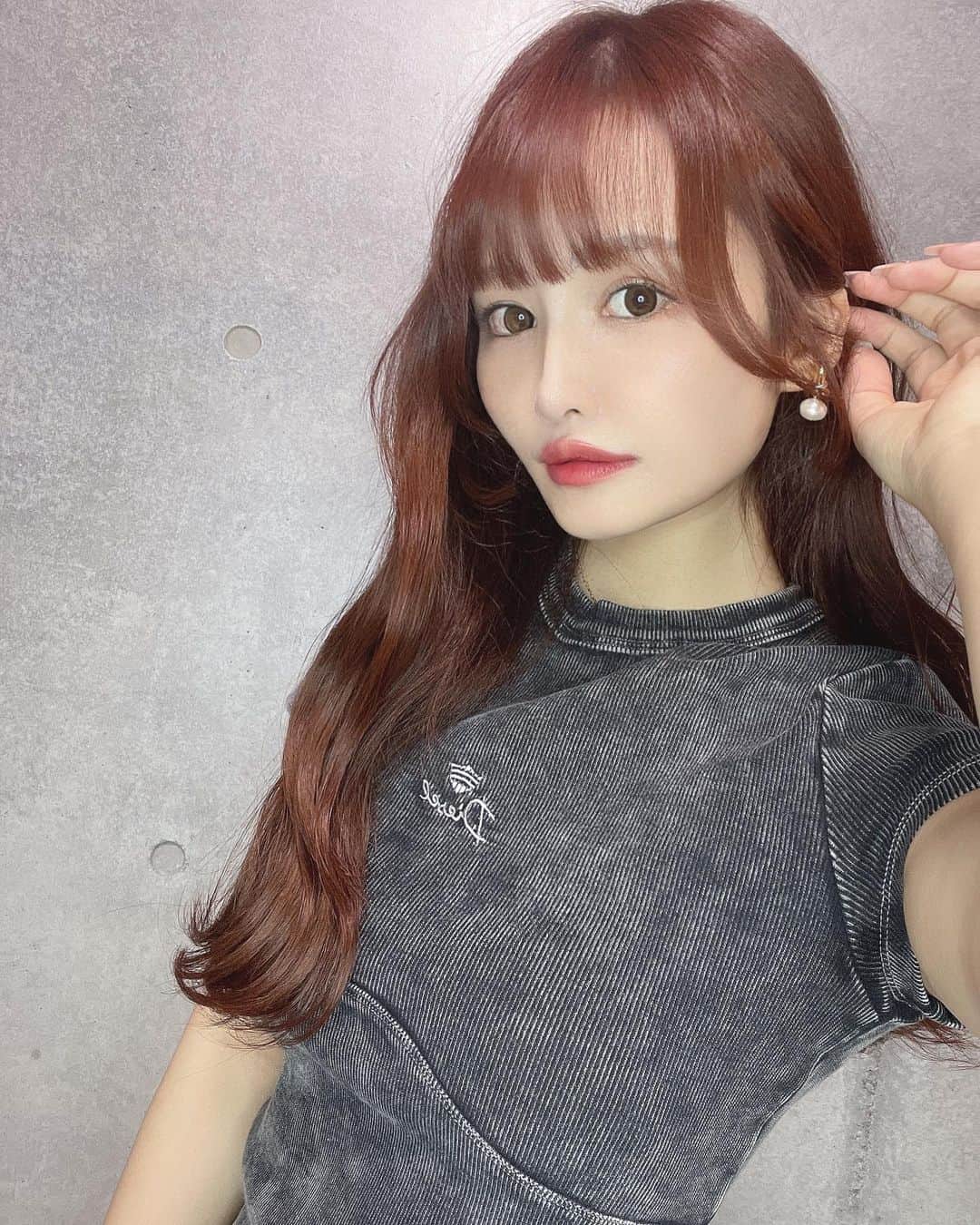 餃子のりさちゃんのインスタグラム：「久しぶりに自撮りしたよん。  実はピアス空いてないので イヤカフをたくさん持っている。 @loni_jewelry_ かわいい💖   #イヤカフ  #イヤーカフ   #アクセサリー  #DIESEL  #diesellife  #DIESEL  #クロップド丈」