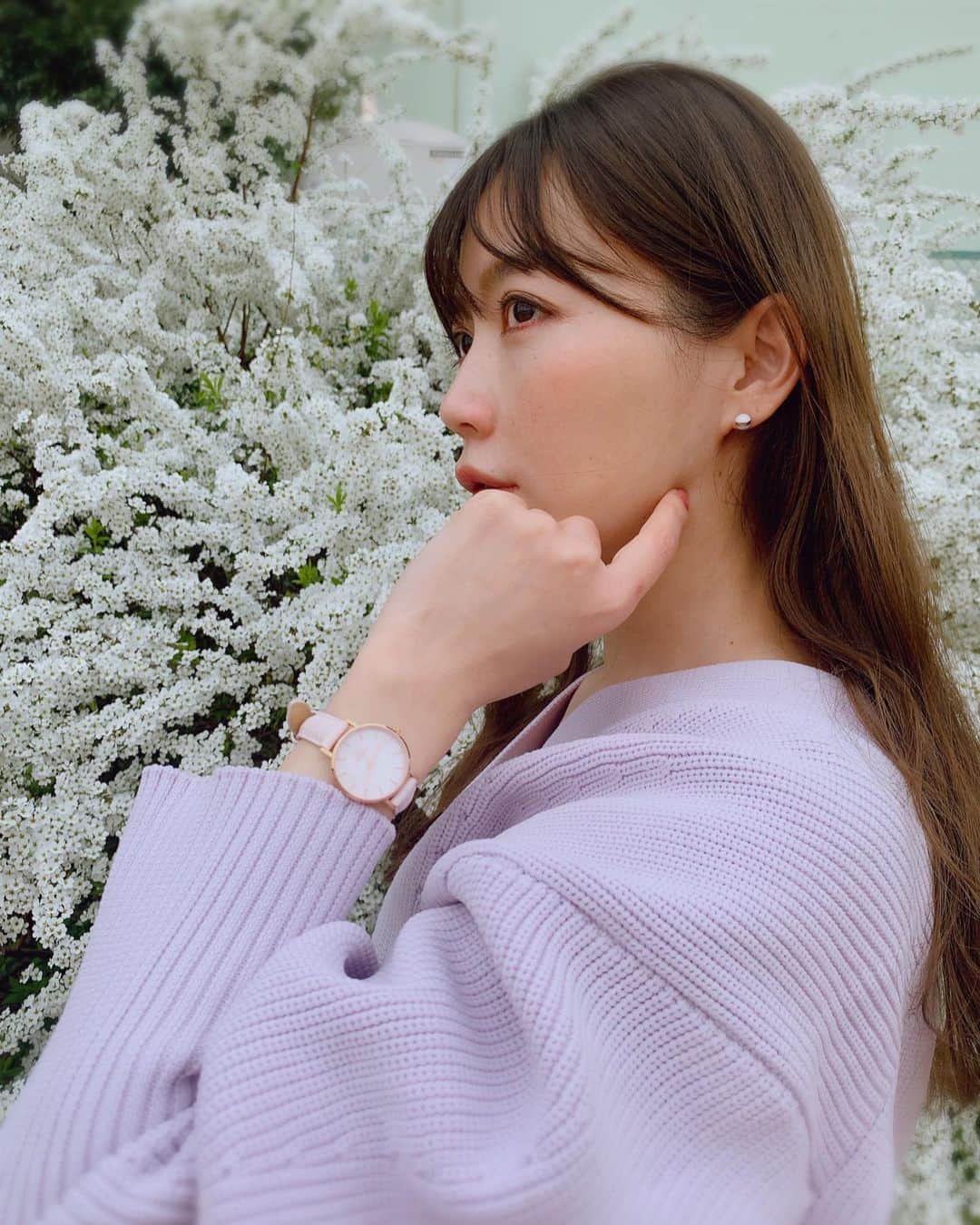 高橋まりなのインスタグラム：「. うすーーーーいピンクのベルトに、マザーオブパールのフェイスが本当に可愛い💕 @danielwellington 春らしくて、ウキウキする🌸 4月から新生活を迎える長女に取られそう🤣 ころんと丸いピアスも可愛くて、おそろいでつけてます✨ DW春の新作でラベンダーやミントカラーもあったよ😌 限定のパッケージも可愛い🐰✿🦋🫧 . 15%OFFのクーポンあります🫶🏻 【happyDW】 . . . #danielwellington #ダニエルウェリントン #DW新生活#ピンクゴールド#腕時計#ピンク好き#春コーデ#3きょうだい#YESDW」