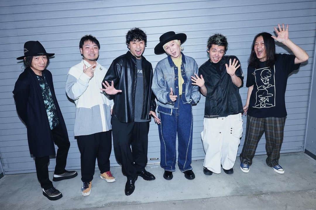 山田義孝のインスタグラム：「🔥🔥🔥 音楽続けてて良かった。 こんなご褒美な夜が待ってた。 吉田山田ツアー2023 各地駆けつけてくれたあなたに 想いを飛ばしてくれたあなたに 心から感謝します。 僕等はまだまだ唄って生きていく。 ついてきて💥💥💥💥  写真　白石達也 @t_s_p_1988   #吉田山田ツアー2023 #全国11カ所完走 #ツアーファイナル #ZeppHaneda」