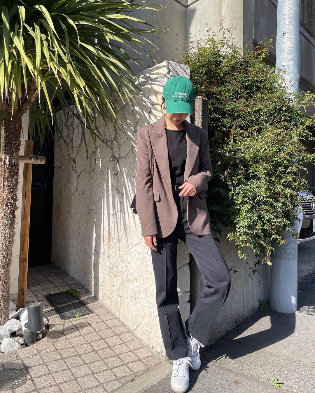 のインスタグラム：「ㅤㅤㅤ 春だね🌸 先日、お散歩中に卒園式を終えた 見知らぬ親子のステキな姿を見て それだけで泣いてしまった私← どうなる我が子の入園式😂 ㅤㅤㅤ ということで(?!) お気に入りキャップと共に久しぶりに#ママコーデ 。 💚🤍💚🤍💚 #しかしよく見ると半目」