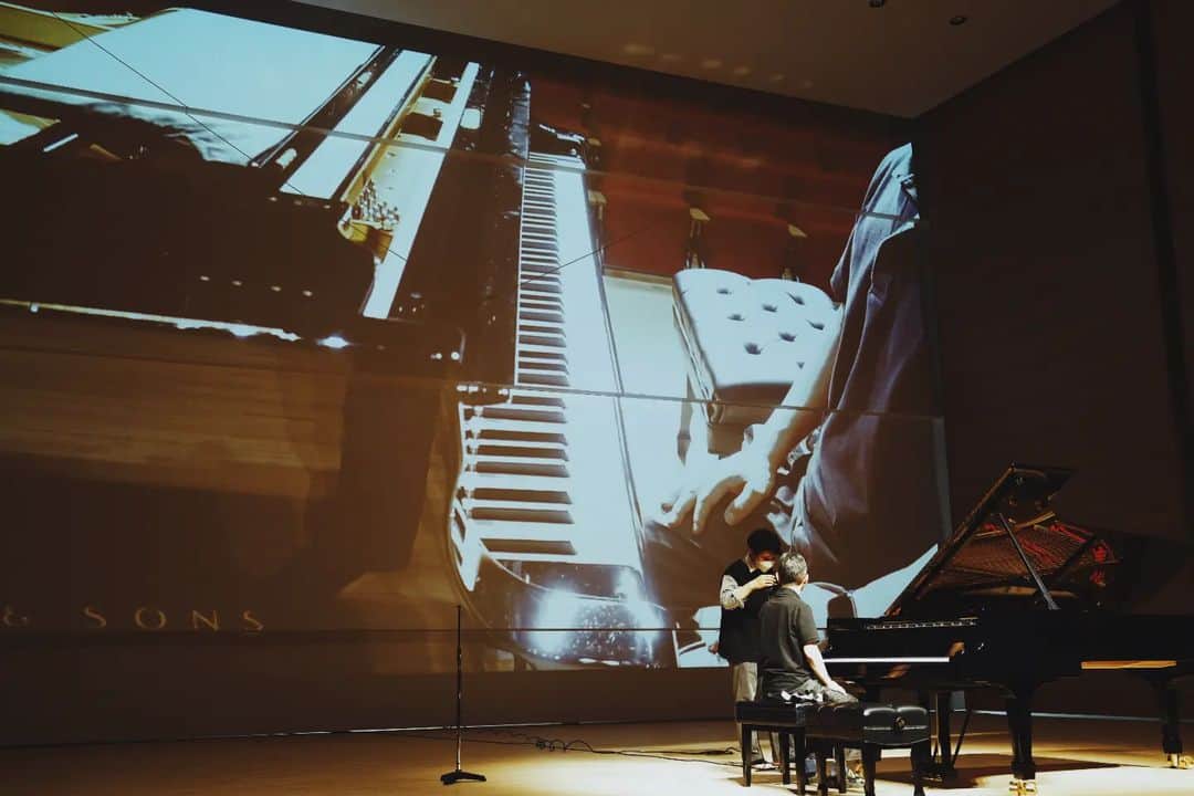米津真浩さんのインスタグラム写真 - (米津真浩Instagram)「2023.3.21⁡ ⁡⁡ ⁡北海道〜別海町生涯学習センター「みなくる」ホールでの小瀧俊治さん@ToshiharuKotaki とのピアノ連弾コンサート、無事終演いたしました😆  500人以上の温かい聴衆の皆様に囲まれて、新たなホールのなんと第一回目の演奏会をつとめさせて頂けたこと、とても光栄に思っています🤗皆様、ありがとうございました😊  また別海町に戻って来れますように😇🙏⁡ ⁡⁡ ⁡ #ピアノ⁡ ⁡ #ピアニスト⁡ ⁡ #小瀧俊治⁡ ⁡ #米津真浩⁡ ⁡ #ピアノ連弾⁡ ⁡ #連弾⁡ ⁡ #別海町⁡ ⁡ #北海道⁡ ⁡ #みなくる」3月21日 21時06分 - yonezutadahiro