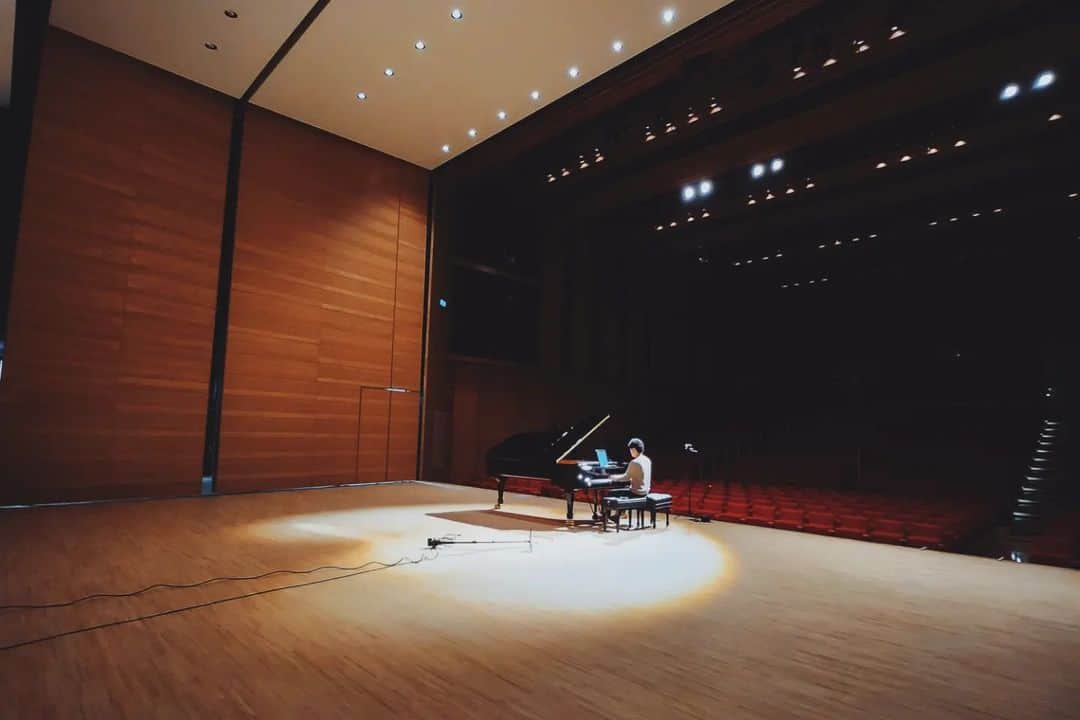 米津真浩さんのインスタグラム写真 - (米津真浩Instagram)「2023.3.21⁡ ⁡⁡ ⁡北海道〜別海町生涯学習センター「みなくる」ホールでの小瀧俊治さん@ToshiharuKotaki とのピアノ連弾コンサート、無事終演いたしました😆  500人以上の温かい聴衆の皆様に囲まれて、新たなホールのなんと第一回目の演奏会をつとめさせて頂けたこと、とても光栄に思っています🤗皆様、ありがとうございました😊  また別海町に戻って来れますように😇🙏⁡ ⁡⁡ ⁡ #ピアノ⁡ ⁡ #ピアニスト⁡ ⁡ #小瀧俊治⁡ ⁡ #米津真浩⁡ ⁡ #ピアノ連弾⁡ ⁡ #連弾⁡ ⁡ #別海町⁡ ⁡ #北海道⁡ ⁡ #みなくる」3月21日 21時06分 - yonezutadahiro