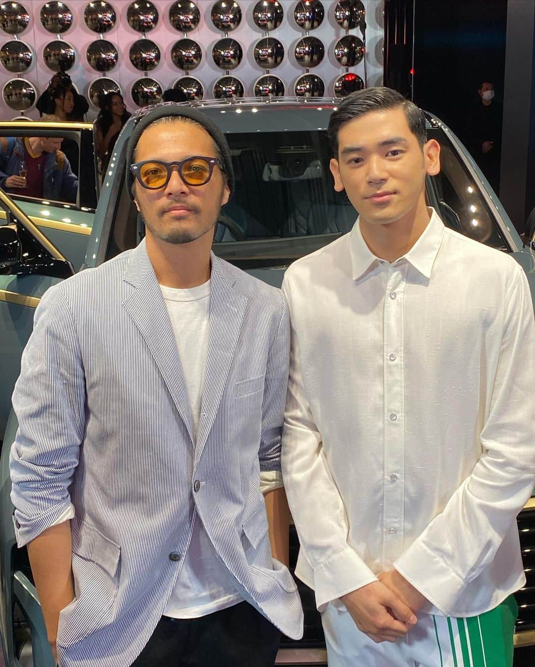 ZOEのインスタグラム：「FREUDE by BMW – CONNECTED THROUGH TIME  新型 BMW XMのポップアップ・エキシビションにお邪魔してきました。   まだ日本に一台しか入ってきてないというBMW XMの運転席にも座らせてもらったんですが  「お洒落してどこまでも遠くへドライブしたいなー」というワクワクした気持ちにさせてくれました。  誰か一緒にドライブ行きましょ✨  今回のモデルだった @utauuu さんもとても素敵な方でした！  #XMinTokyo」