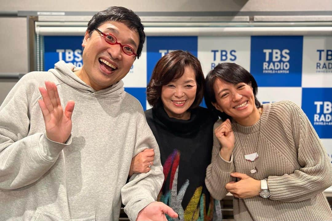 TBSラジオ「たまむすび」のインスタグラム：「＼火曜のハイライト／  11年間好き勝手やれたのも、 やさしいばあちゃんの 見守りがあってこそ。 数々のミスやしでかしを 笑い飛ばしてくれて、 ありがとうございました！  #tama954 #たまむすび #赤江珠緒 #山里亮太 #下川江那 #エナばあちゃん #おばあちゃんのやさしいつぶやき #おばあちゃんのつぶやき #てをかえしなをかえキャンペーン開催中🙌 #Twitterのフォローもよろしくです」