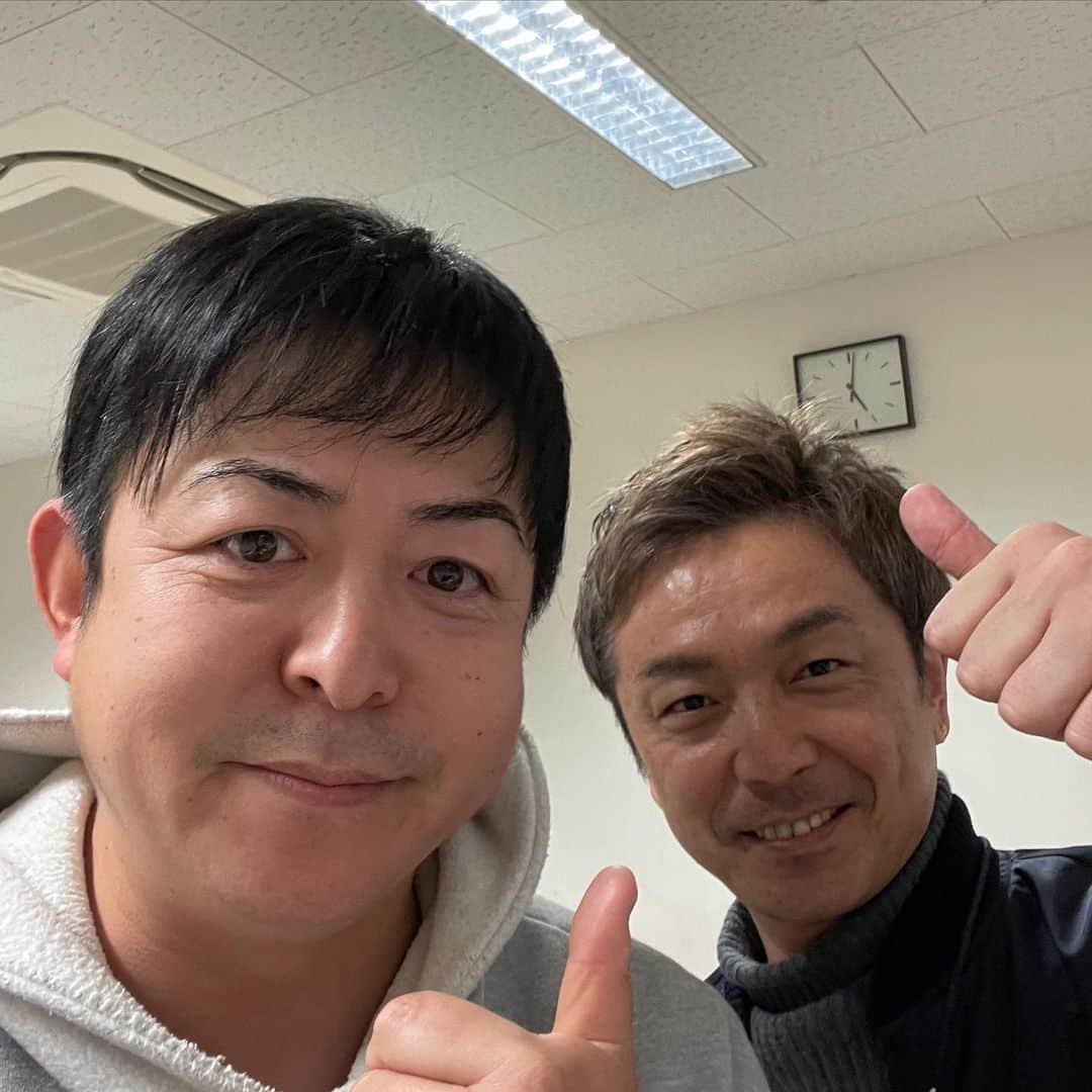 いけや賢二さんのインスタグラム写真 - (いけや賢二Instagram)「野添さんとの配信楽しかった〜😭 配信開始直後から万舟連発でボロボロでしたが、最後気持ちよく終われたのでよかったー😭😭😭 土屋選手おめでとうございます㊗️ うなぎの最高でした〜😁 #ボートレース平和島 #ボートレース浜名湖 #ボートレースクラシック #YouTube配信 #野添貴裕　さん #元ボートレーサー #土屋智則選手 #おめでとうございます #茅原選手 #ありがとうございます #楽しかった #うなぎ #弁当 #最高 #うまかった #ありがとうございました」3月21日 21時09分 - ikeya0705