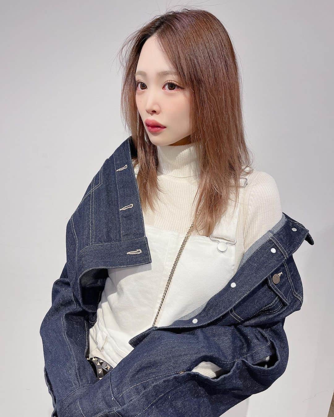 鳥海絢菜のインスタグラム：「・ 袖スリットショートGジャンとストレッチの効いてるサロペット👖♡ これからの季節に大活躍間違いなし！のGジャンにホワイトのサロペット合わせたよ！ どちらもめちゃくちゃ着回し抜群、、！！！ どちらも#chico のアイテムだよ♡  私、洋服はほぼZOZOTOWNで頼んでるんだけど今回も🤭  注文から到着も早くて 初回は2000円引きになるからめっちゃお得に買えるよ！！👍🏻  @zozotown_girl のフォローしとくと便利！  #zozotown  #zozotown購入品  #zozo活  #PR」