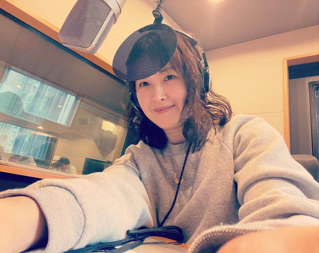 笛木優子のインスタグラム：「こんばんはー！ 今日は野球⚾️はすごかったですねーー  途中まで見て、ナレーションの仕事だったんですが、野球が気になって😂 でも集中して頑張りました😅 終わったらちょうど試合も終わったところで笑 でも勝ってたから良かったです！  明日朝も頑張って応援します📣📣 いろんな神様が降りてきますように🥰 皆さんは、有給？それとも午前休？笑」