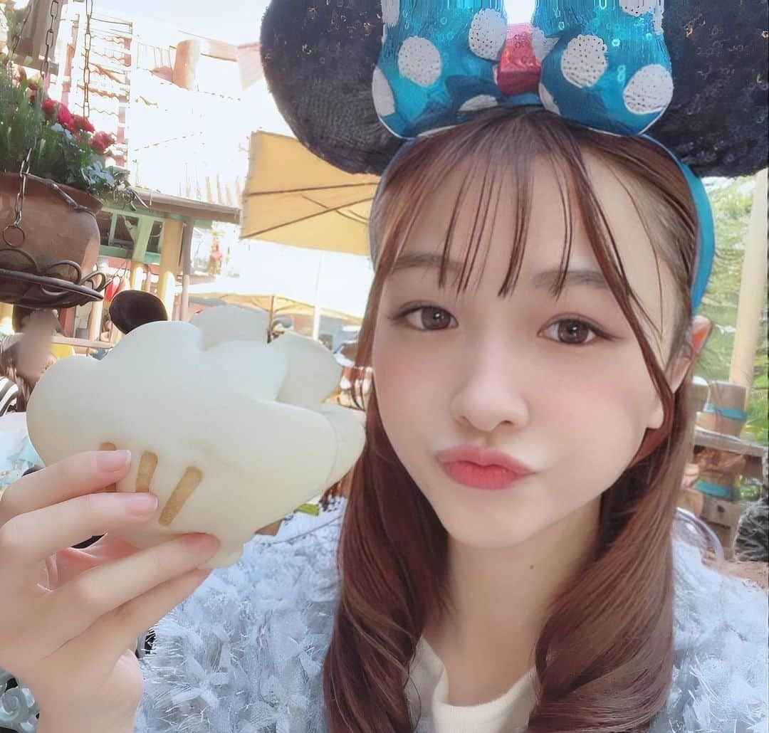 相田瑠菜さんのインスタグラム写真 - (相田瑠菜Instagram)「推し活したょ✩*.🏰🐭🏰.*✩ 久々だったぁーーー だけどめちゃ混みだねん！ 春休み恐るべしです🌸𓂃 𓈒𓏸𑁍‬  皆も分かってくれるかな？💓 推し活には毎回 気合いが入るんだけど❕笑  少しでもキュって見えるように @slimuse_official の スリムアップキャミソールと 着圧レギンスのコルセットで ガッツリ締め上げて 会いに行ってきた👍🏻💕 即効性🤣抜群だぁ！！笑  はぁ🤍今回も マジカルミュージックワールドの 大好きな最後の衣装の推しを 拝めましたよ！！！！ 最後カッコよすぎるし、 イッツユアソング 一緒に出てる気分で 熱唱しちゃうよね！笑🫣💓  まぢでかっこよすぎて これこれこれーーーってなる🤣💕 まぢでこのレベルのショー達を テーマパーク内で 見れるって安いと思ってしまう⇽ 抽選当たればの話w  普通にショーだけで パークの値段 普通に払えると思ってしまうよ？ 素晴らしい！本当に素晴らしい！ 推しさんに癒されまくった❤️  稽古始まる前に行けてよかった💕  #ディズニー #ディズニーコーデ #ディズニーランド #ディズニーフード #ディズニーカチューシャ #ミッキーコーデ #ジャンボリーミッキー #ディズニー写真部 #ディズニー部 #ディズニー好きな人と繋がりたい #ディズニー写真部 #推し活 #推しのいる生活 #東京ディズニーランド #東京ディズニーリゾート #大人コーデ #大人カジュアル #大人女子 #大人かわいい #いいね歓迎 #フォロー大歓迎 #ディズニーフォト #tdl #🐭 #インスタグラマー #インスタグラマー募集 #PR #女優 #藍菜 #おとなかわいい #モデル」3月21日 21時20分 - _aina_official