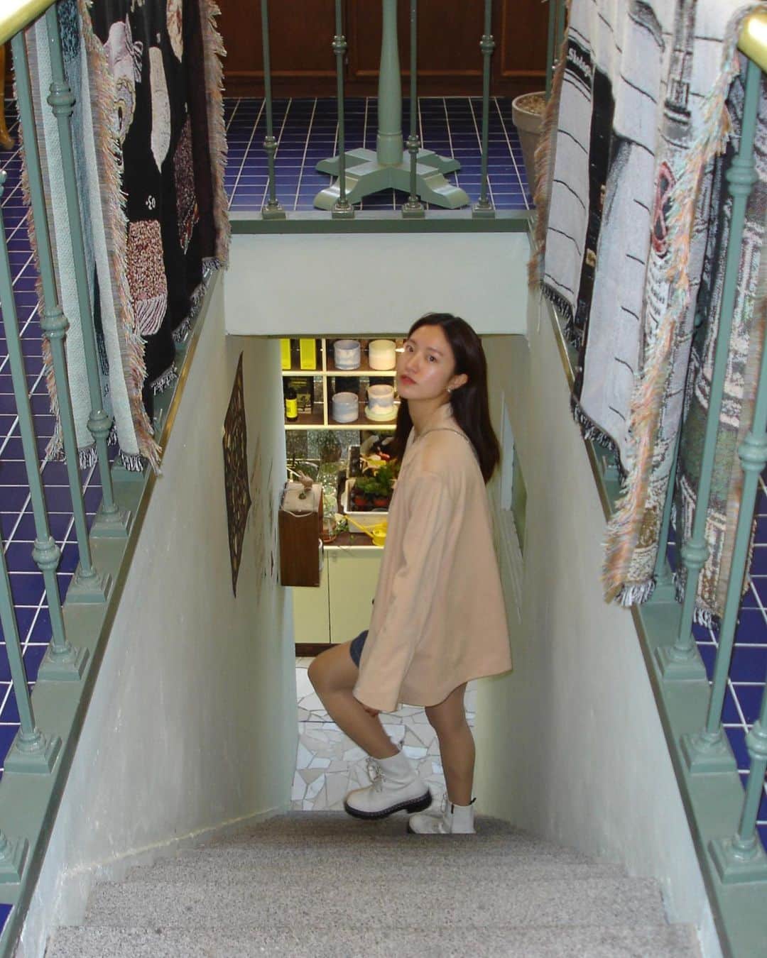 イ・ハウンのインスタグラム：「예쁜 거 많이 많이 보고 왔지🛋️🪞」