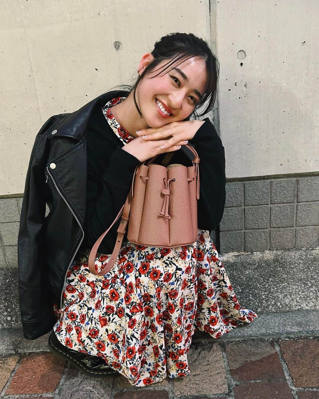 青野楓のインスタグラム：「春らしい気温だったね🌷 チューリップみたいなbag🌷 @polene_paris   たまに花柄とか着たくなる日がくる🤔🤍」