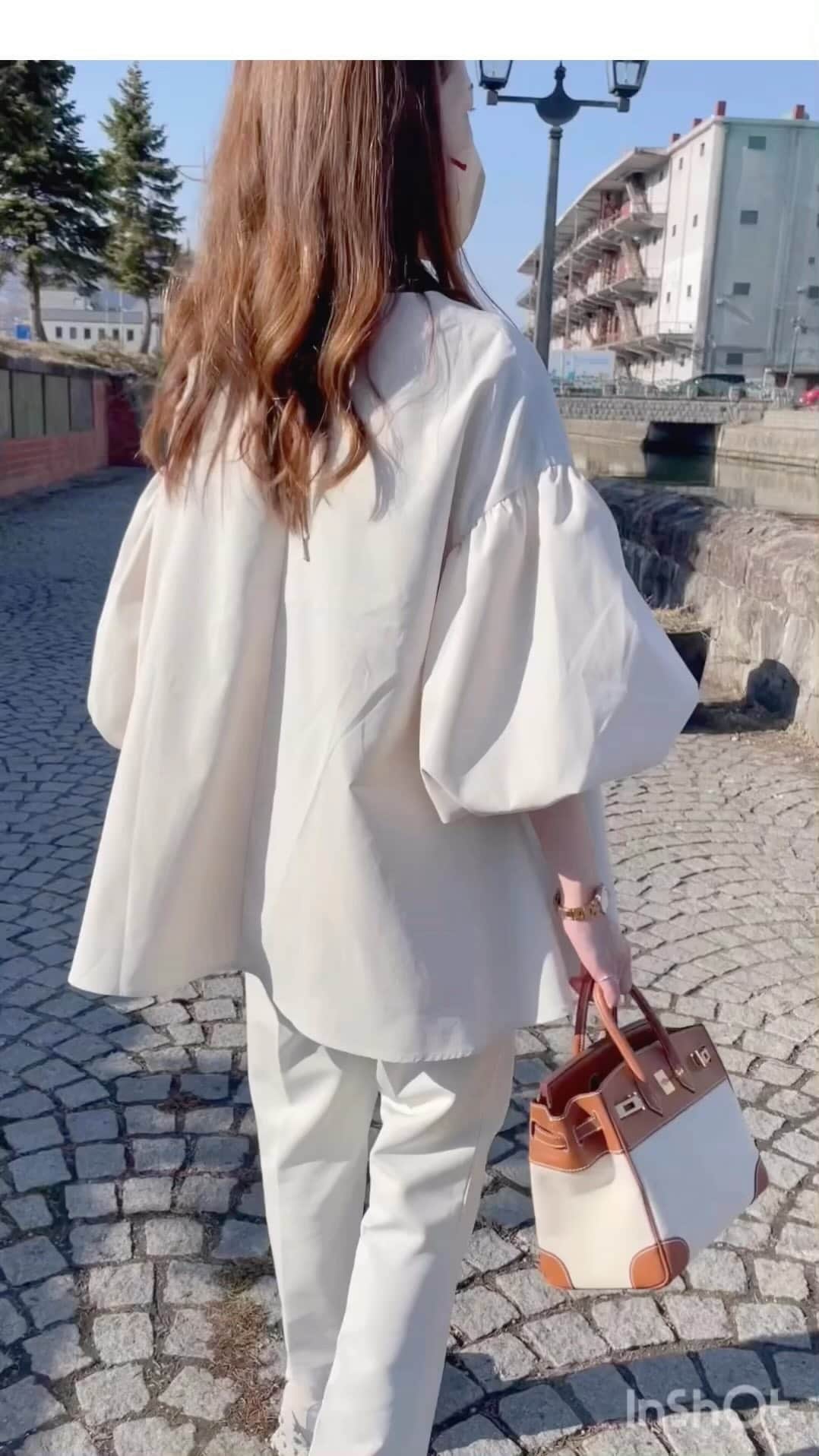 のインスタグラム：「生まれて初めてリールと言うものに挑戦してみたよ  結果よく分かりません笑！  このブラウスお気に入りすぎて色違いも欲しいけど売り切れだったー😢  おパンツはタックパンツのアイボリーです🐰  #outfit #ootd #ママコーデ #シンプルコーデ #カジュアルコーデ #札幌ママ #今日のコーデ #着回しコーデ」