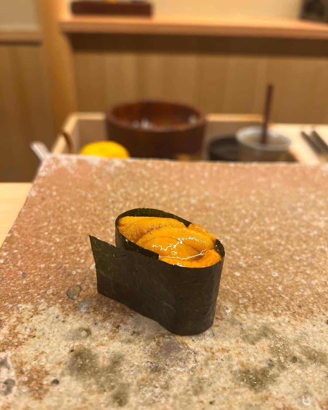 のインスタグラム：「一粒万倍日、天赦日、寅の日が重なるスペシャル最強開運日❤️  愉快な仲間がお鮨に誘ってくれたよ 😍 今日の出来事が万倍に広がる最強の日！ すっぴんでもokな友達と 笑いながら大好きなお鮨。 こんな幸せない💖  持つべきものは愉快な友だなぁて つくづく思う。  17時半スタート 19時半解散 もありがたい🙏  優しい友達に感謝です。 ありがとうー✨」