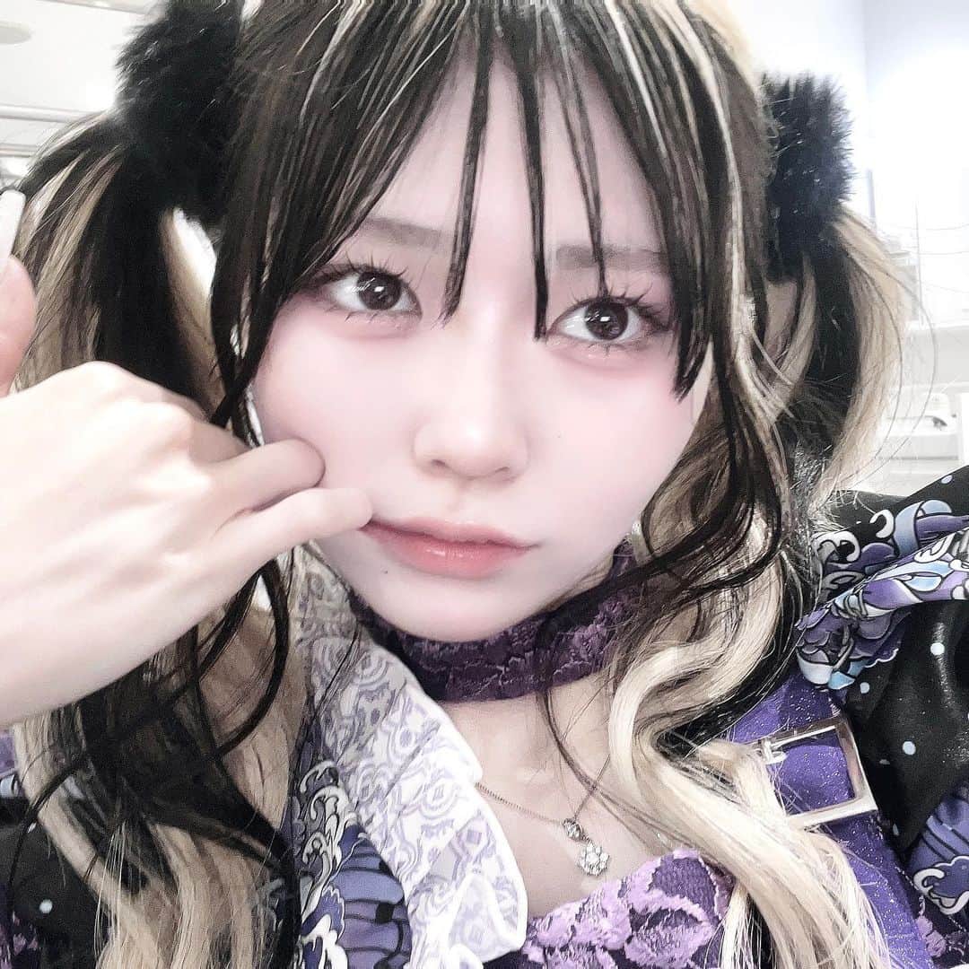 謝花南のインスタグラム：「😾♡ . . . . . . . .  #ロング #エクステ #フェイスフレーミング #インナーカラー #ハイトーン #ブラック #韓国風 #韓国ファッション #ストリート系女子 #スニーカー女子 #裸眼メイク #純欲メイク #舌ピ #クロミちゃん #ootd #ツインテール」