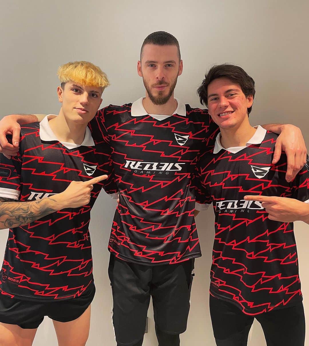 ダビド・デ・ヘアのインスタグラム：「Here with two @rebelsgaming_gg fans  Love you guys ❤️ #BeRebels」