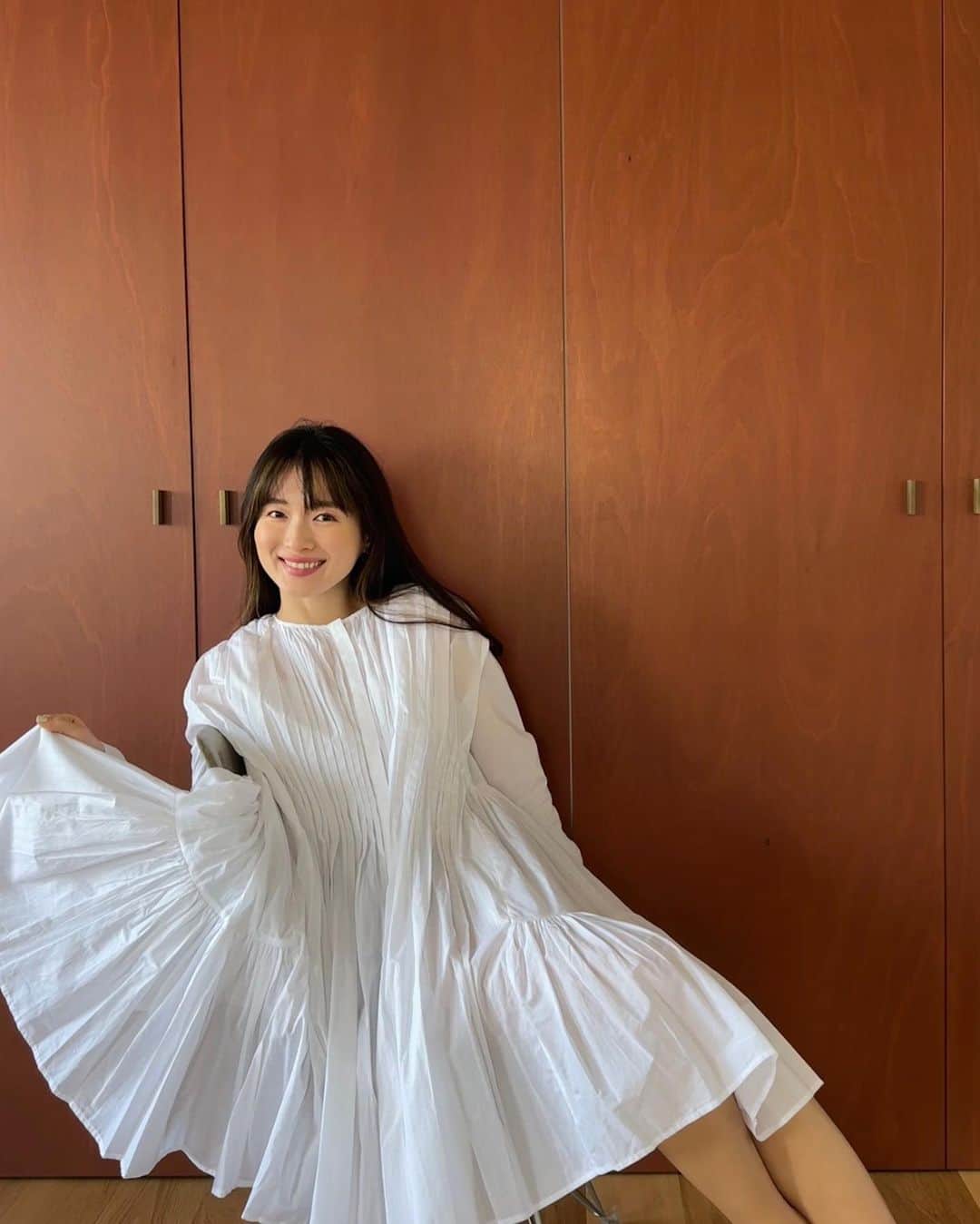 吉竹美聡のインスタグラム：「憧れのワンピース🪄🦢 動く度に広がり揺れるたっぷりの プリーツに心からキュン...✨☁️☁️  #merlette_resort2023 #merlette#マーレット」