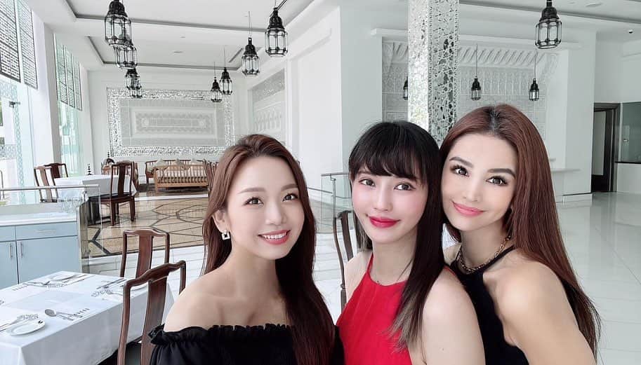 城品萌音のインスタグラム：「♡ I landed in Malaysia for the first time 🇲🇾  I was pretty sick due to the overcrowded schedule,  so I was thinking of sleeping in a hotel for hole day, but a friend who lives in Singapore came all the way to Malaysia. joined to them🥰  初マレーシア上陸しました🇲🇾 過密なスケジュールでだいぶ体調を崩していたので一日ホテルで寝てようと思っていたのですが、 シンガポールに住んでいる友人がわざわざマレーシアに来てくれたので合流しました❤️‍🔥 #Malaysiatrip #IslamicArtsMuseum Malaysia #イスラム美術館マレーシア  #るるぶ女子旅感」