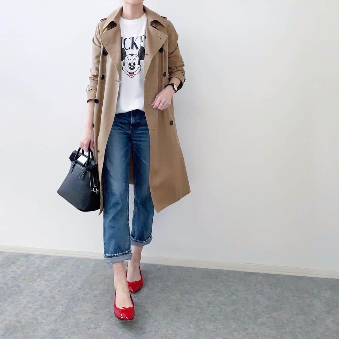 のインスタグラム：「23.03.21♡  ミッキーＴシャツ＆トレンチ。 ちらりと見えるミッキー、可愛い♡  いや、夏は全面的にミッキー出していきますが(笑´∀︎`)  . 今日は息子のポケカ活動に 久々にまるっと長時間付き添いしたら、 夕飯作る元気はありませんでした🥺  付き合うって言っても 私は付き添いパパママたちとひたすらおしゃべりするだけだけどねー🤣 (あ、デッキ環境の観察と考察はしっかりしてきます！)  そして相変わらず 私のスマホ予測変換で最初に出てくる単語は、 ポケモンやポケカワードばかりです😇  . #トレンチコート #hyke #ハイク #goodrockspeed #upperhights #アッパーハイツ #5ac #バレエシューズ #repetto #レペット  ♡」