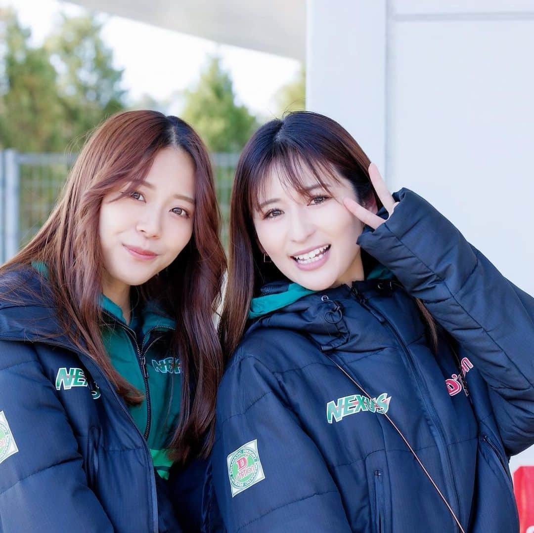 有馬綾香のインスタグラム：「今年もあやかコンビ健在です。  みんな大好き初澤さん @clover_182 🥺  何故か私がフレエンちゃんを撮ってるのを撮ってくれてました（2.3枚目）  今シーズンもよろしくお願いします😌」