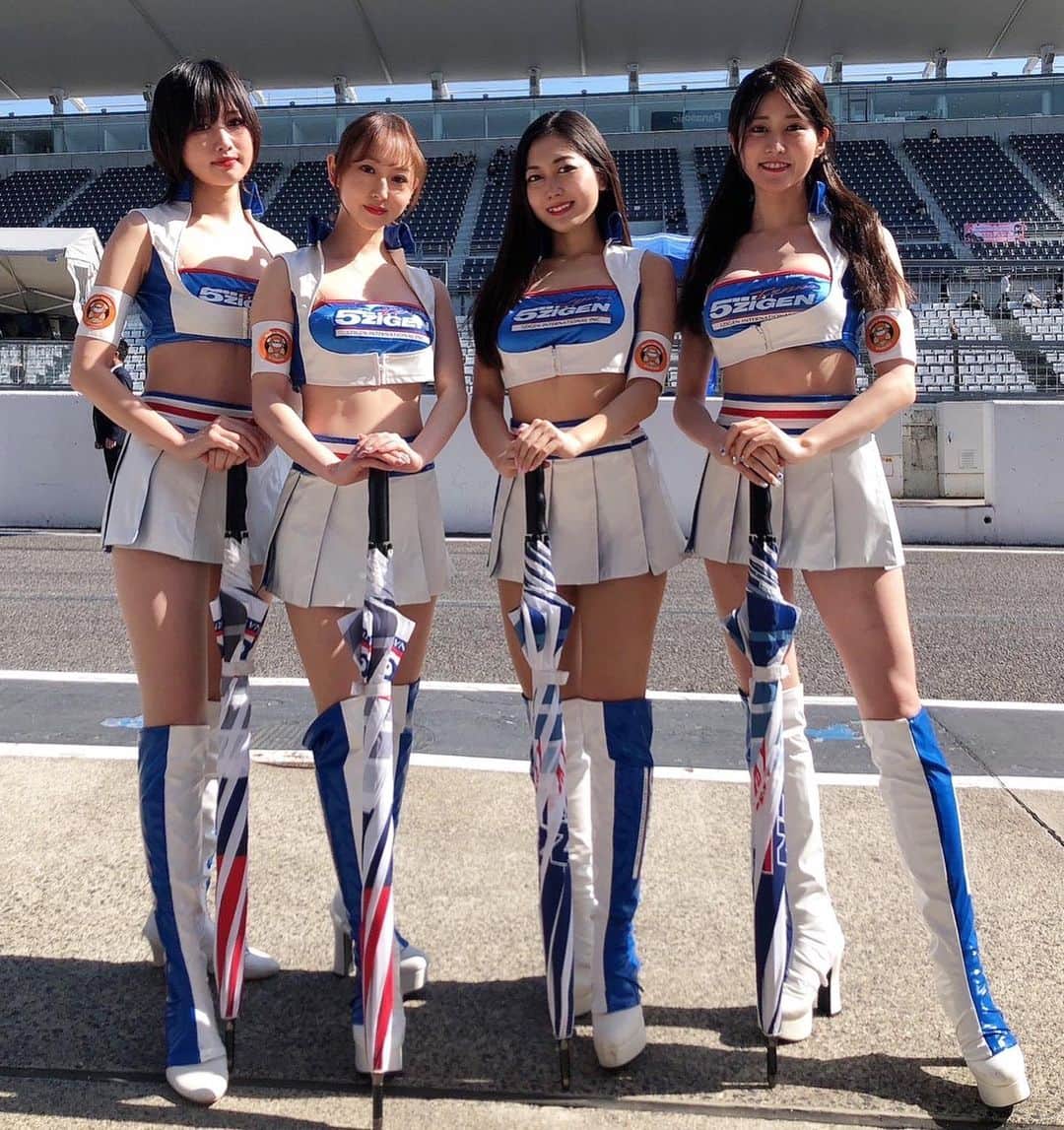 岡本麻佑のインスタグラム：「. 野球もすごいしレースの余韻もまだまだすごい🥺🙏🏼💙やっぱりスポーツって最高🤩🤍観るのも実際にするのも😉🫶🏻  開幕戦初日は少し生憎なお天気でしたが決勝日は雲ひとつない快晴だた🌞✨相当な雨女なので晴れ女になれた気分で嬉しかった🤣🙌🏻  #Team5ZIGEN#team5zigen9560girls#カフェきゅうごろう#スーパー耐久#s耐#supertaikyu#鈴鹿サーキット#レースクイーン#racequeen」