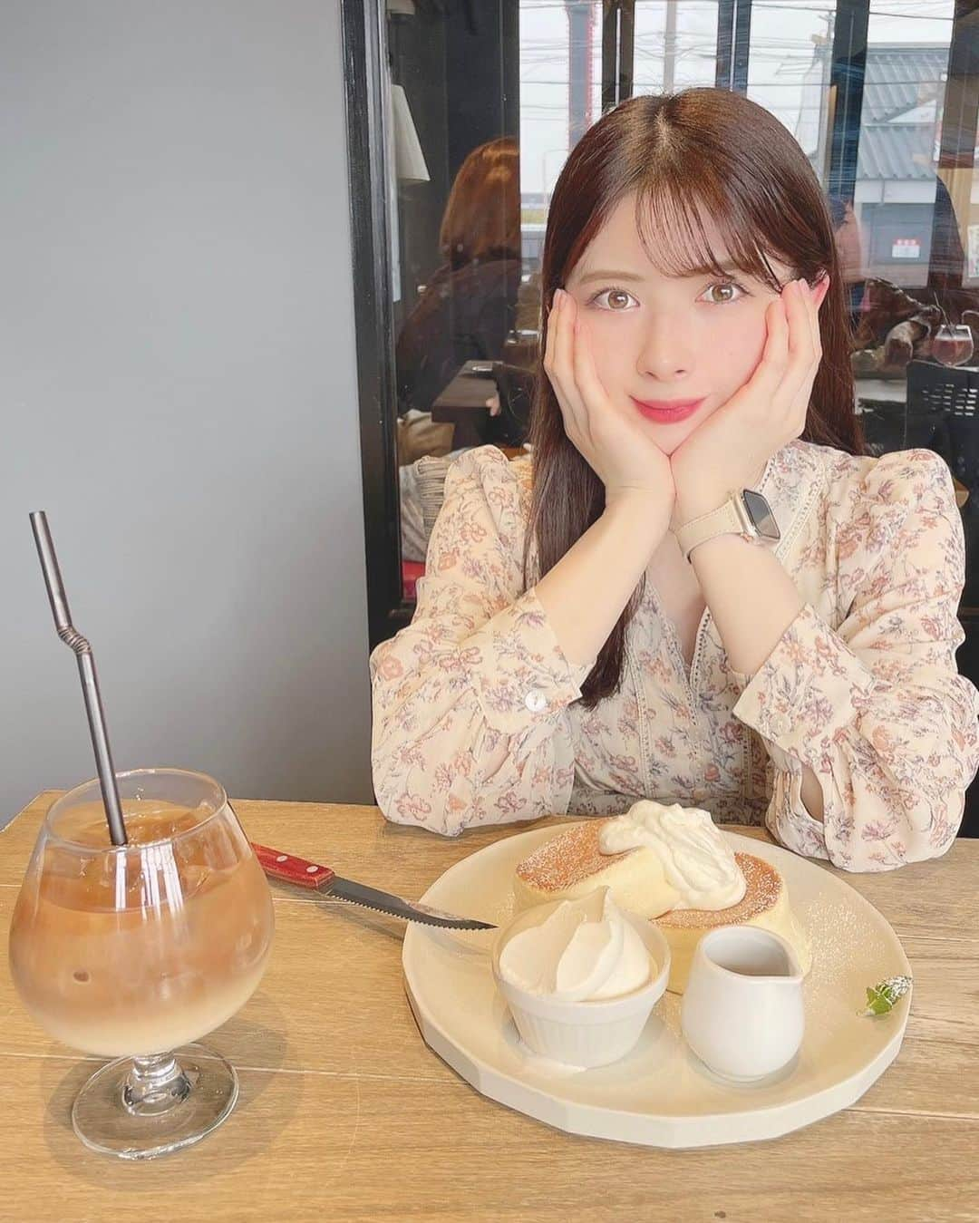 綾瀬麗奈のインスタグラム：「. 花粉の時期なのに こんなにお肌の調子が良いなんて🥲💐 なんで今までエステ行かなかったんだろう…  先日 @menard.nagoya さんにて スタンダードコースを受けてきました🙂🤍 お顔のエステは人生初。 そこからお肌の調子がすごく良いのです！！ おかげで甘いもの気にせず食べてます🤣🌸  @ebiharamiki さんが担当して下さったのですが 心地良すぎて気付いたら寝ちゃってた🥱  1回目でこんな実感できるなんて、 これからがすごく楽しみです♡  今週舞台の本番が控えているので はやくツルツル肌見ていただきたい🤣🪞  .  #メナード　#メナードフェイシャルサロン　#menardfacialsalon #フェイシャルサロン　#フェイシャルエステ　#名古屋エステ　#愛知エステ　#上小田井 #パネルカフェ　#panelcafe #春日井カフェ　#愛知カフェ　#春日井ランチ　#愛知ランチ　#春日井グルメ　#愛知グルメ　#愛知パンケーキ」