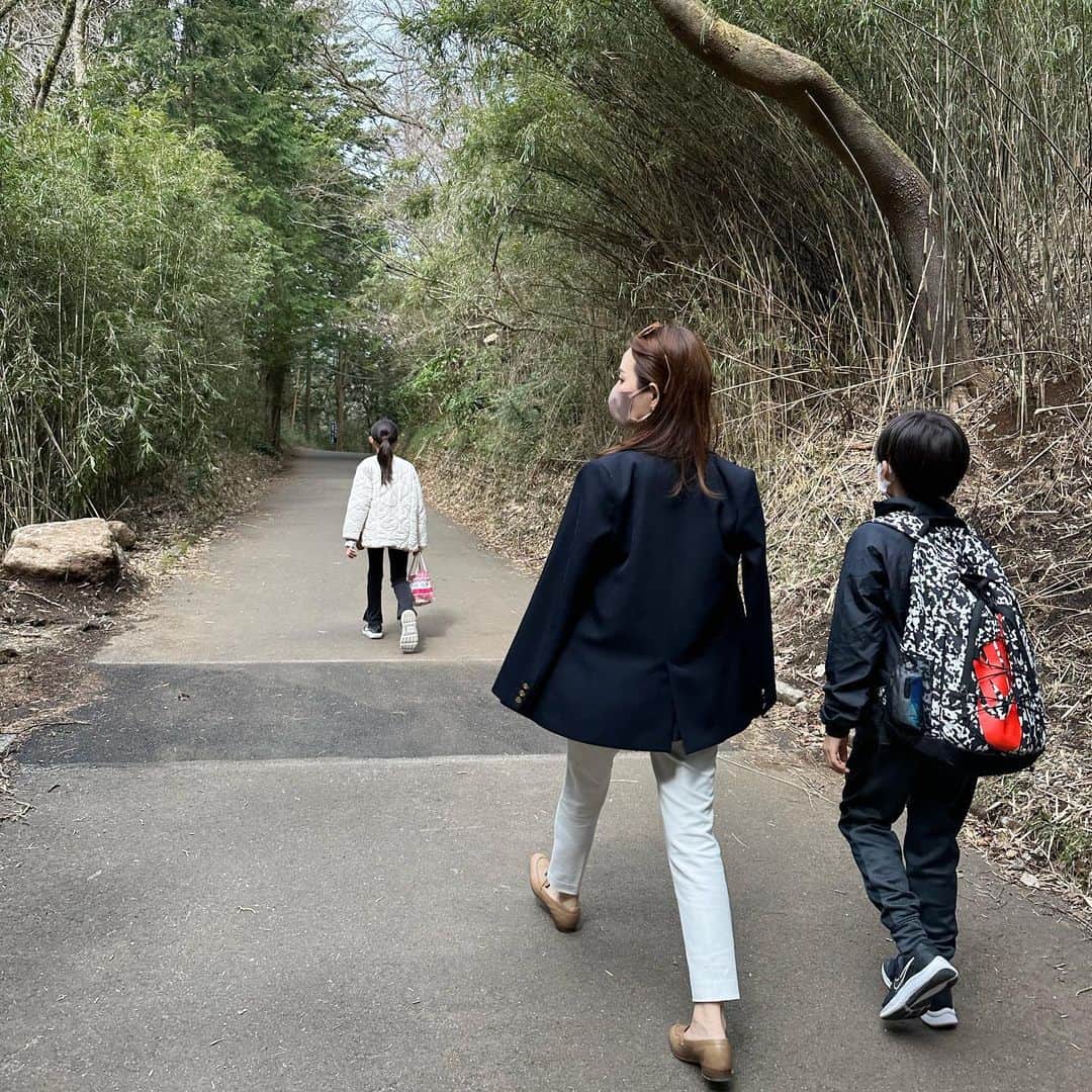 星玲奈のインスタグラム：「2023年の最強開運日の今日🌅 家族で何年ぶりかの箱根神社参拝へ⛩ 今回は、車を停めてから徒歩で片道30分ぐらいかかる九頭龍神社本宮へも初めて参拝してきました。 自然の中をたくさん歩いて たくさん階段の昇り降りをして 多分明日はあちこち筋肉痛だと思うけれど🥹 すごくすごく気持ちがよかった✨  学校後に出発して、少しの時間だったけれど 何年かぶりに行けた家族旅行。 温泉に入って美味しいご飯を食べて 芦ノ湖が見渡せる宿にお泊まりして。 最後にご飯を食べたお店に、息子がまさかのリュックを忘れて帰ってくるというとんでもないオチ付きだけど…（気付いたの自宅。。ほんとなぜ…🤦🏻‍♀️） 良い日に気の良い場所に行けてよかった☺️  ・ #箱根神社#九頭龍神社 #箱根旅行」