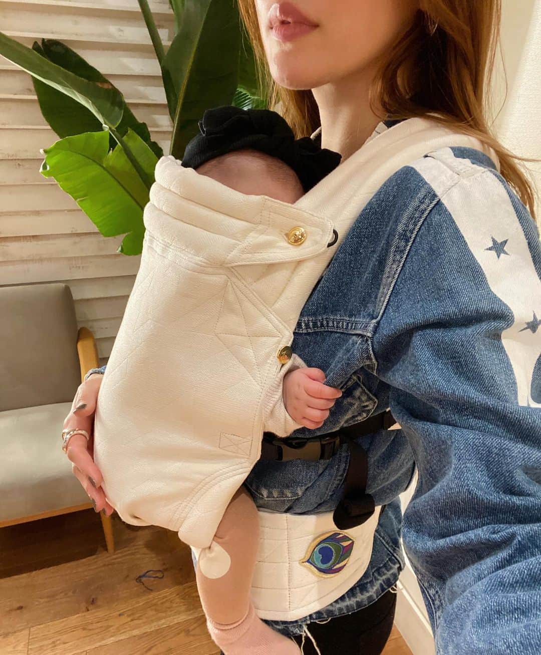 のインスタグラム：「@artipoppe のベビーキャリア とても居心地が良さそう👶🏻  軽くて柔らかくて 着けてる私も快適💭🤎  #artipoppe #babycarrier #momlife」