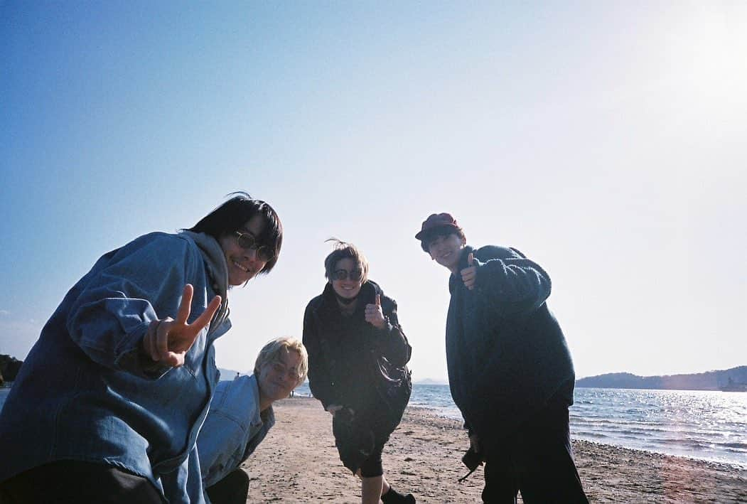 才川コージのインスタグラム：「舞台【巌流島】博多座公演 本日もありがとうございました！  博多も折り返しです。 dmとかで感想とか送ってくれてありがとう！  ちゃんと読んでます^ ^  皆んなで船乗って島行った時の📷 海に携帯落としたけど楽しかった✌️  #刃牙　#巌流島　#刃牙」