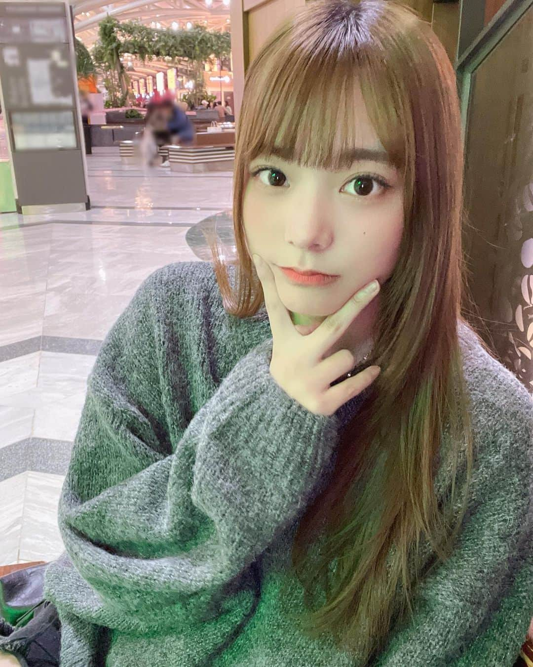 李始燕さんのインスタグラム写真 - (李始燕Instagram)「写真撮られた 사진 찍혔당  .  .  .  .  .  .  .  .  .  .  .  .  .  #00 #00line #00년생 #22歳 #23 #ootd #fyp #fypシ #daily #osaka #japan #korean #関西 #大阪 #韓国 #韓国ファッション #韓国語 #韓国コーデ #韓国コスメ #韓国ヘア #茶髪 #金髪 #ブラックコーデ #y2k #y2kファッション #도쿄여행 #일본여행 #ソウル旅行 #韓国旅行 #春コーデ」3月21日 21時44分 - siyo.co.kr