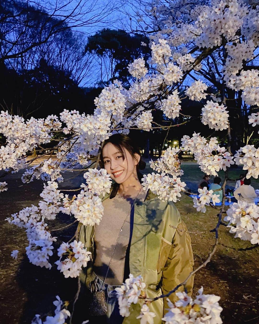 大見謝葉月のインスタグラム：「事務所のお花見🌸楽しかったな〜🌸  マネージャー手作りの愛情たっぷりお弁当も美味しかった❤️‍🔥🍱😋  #桜 #花見 #バークインスタイル」