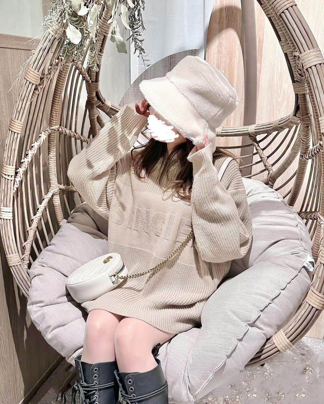 戯ちゃん。のインスタグラム：「お久しぶりの戯 #コーデ ⁡ ⁡ ⁡ ＊hat： @sencielofficial  ＊tops： @sencielofficial  ＊bottoms： @grl_official  ＊shoes： @drmartens_japan  ＊bag： @gucci  ⁡ ⁡ ⁡ ⁡ ⁡ ⁡ この冬、 常に #SENCIEL のもこもこバケハ被ってた。 ⁡ ⁡ 大きめゆるめ、白いﾓｺﾓｺかわいい☁️ ⁡ ⁡ とってもあったかいのよ〜 恐ろしく小顔にみえる 髪に跡がつかない 深く被ればお顔すっぽり隠れるので、 すっぴん大都会闊歩も余裕でした（ ∵）✌︎ ⁡ ⁡ ⁡ SENCIELはつくづくシルエットが美しいなあ…と どのシーズンのお洋服を着ても感動しますね… ⁡ ごりごりプライベートで毎シーズン購入して着まくってる ⁡ ⁡ ⁡ ⁡ ⁡ おまけ。 ⁡ 体温の30%は頭から飛んでくらしいよ〜👨🏻‍🦲 ⁡ ⁡ ⁡ ⁡ ⁡ ⁡ ⁡ SENCIEは しんちゃん( @igstrrr_ )さんがディレクターのブランドです☺︎ 素敵なお洋服をありがとうございます🌷 ⁡ __________________________ ⁡ ⁡ #戯ちゃん。 #美白スキンケア 専門の人です。 美白が好きすぎて #シロノサクラ。というブランドを創りました。 ⁡ ⁡ 🌸美白ブランド: シロノサクラ｡【 @shiro_no_sakura_】 🌸美白の教科書【あ、美白の時間始まるよ｡】 🌸YouTube【美白オタク 戯ちゃん。】 🌸Twitter【 @tawamurecham 】 ⁡ ⁡」