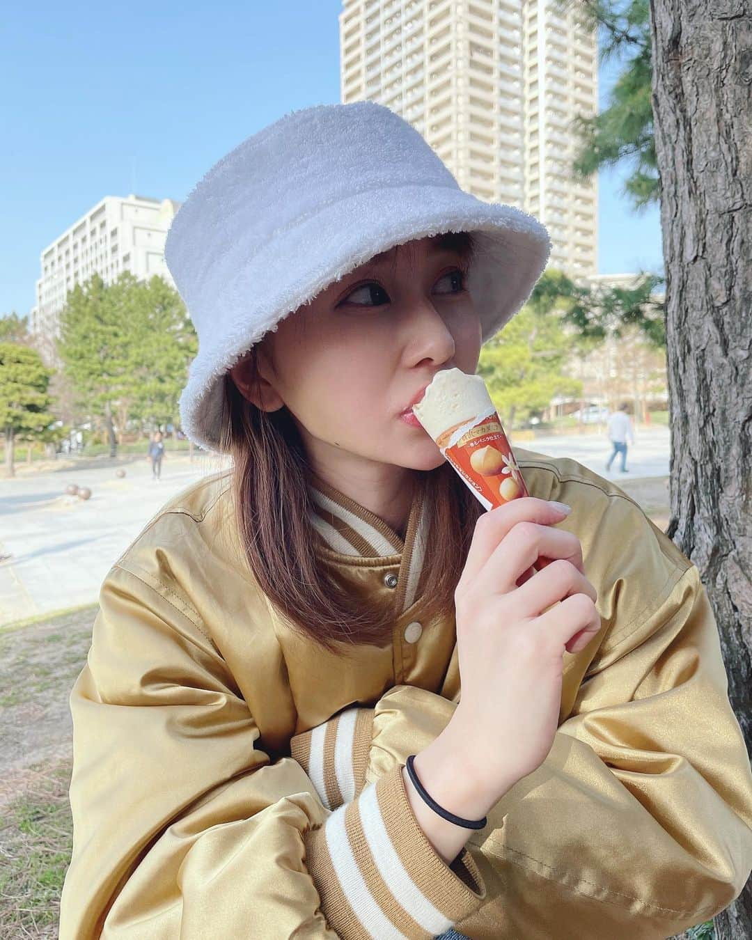 小林香菜さんのインスタグラム写真 - (小林香菜Instagram)「このアイス美味しいよね🍨 自動販売機で売ってるやつ🫶 クッキーアンドクリームがよかったのに売ってなかったからマカダミアにしたけど正解だった🍨💕 みんなは何味が好き🤔？ 明日からまた頑張ろう🫡✨  #アイス　#アイスクリーム　#マカダミア　#マカダミアナッツ #icecream #🍦　#公園日和　#☀️ #お台場」3月21日 21時58分 - kanaful