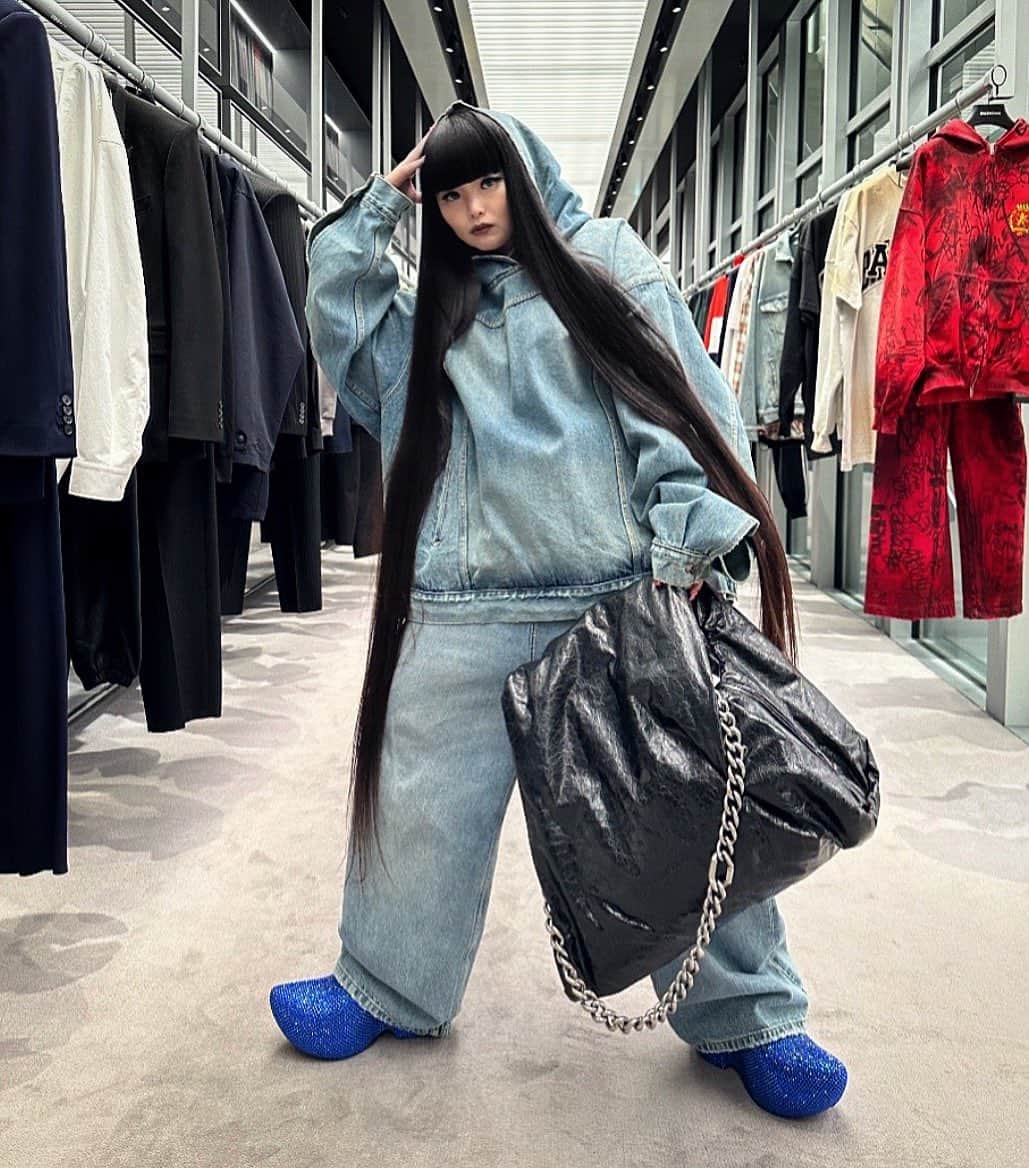 森山穂乃香のインスタグラム：「@balenciaga #balenciaga Today is the luckiest day in Japan👽🎌🛸」