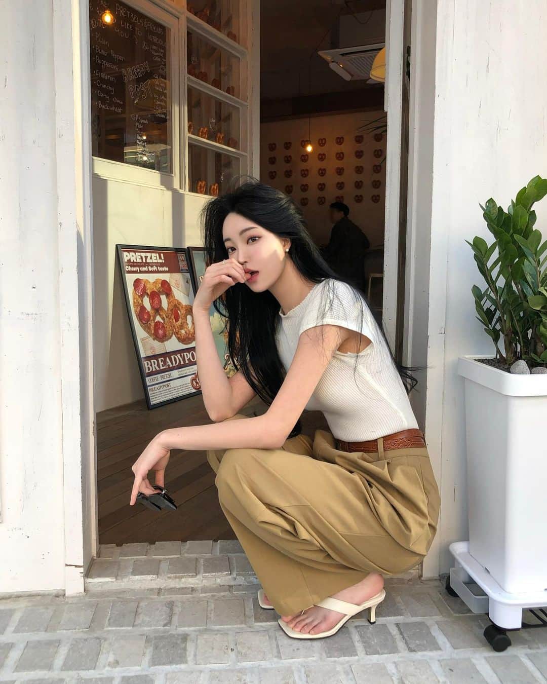 キム・ダビンのインスタグラム：「밥 잘 사주는 멋찐 언니 느낌 .. 😎 맞나요 요즘 성수에 예쁜 곳 왕 많음」