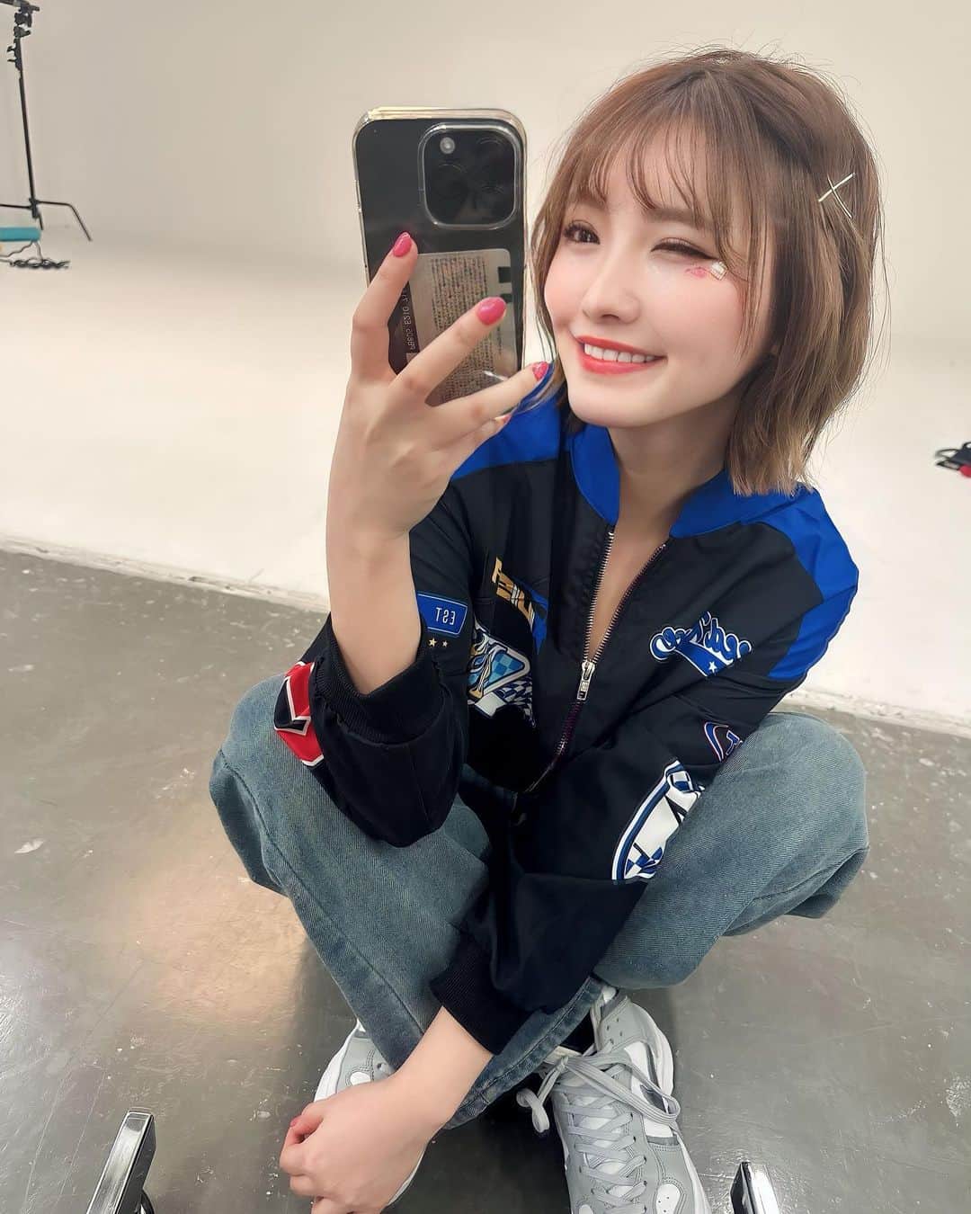 RIOのインスタグラム：「撮影前に📸 湘南美容クリニック新宿南口院院長の詩音先生　@sbc_shion.h にリフトアップの相談に行ってきたよ♡ . HIFU(ウルトラリフトプラス)で リフトアップしてもらいました😊✨ 直後から顔が引き上がって 目に見える変化は嬉しいよね‼️ これからの経過も楽しみ〜🥰 . 詩音先生は二重整形で有名で、クイックコスメティークダブル二重術全国指名No.1の大人気な女医さんだよ👩‍⚕️💓 . 優しくて親身になって相談聞いてくれるし、的確なアドバイスくれるから、お悩みのある方はぜひ相談に行ってみてね🌸 . 詩音先生とても可愛くて癒された🤤 ありがとうございました❣️ . .」